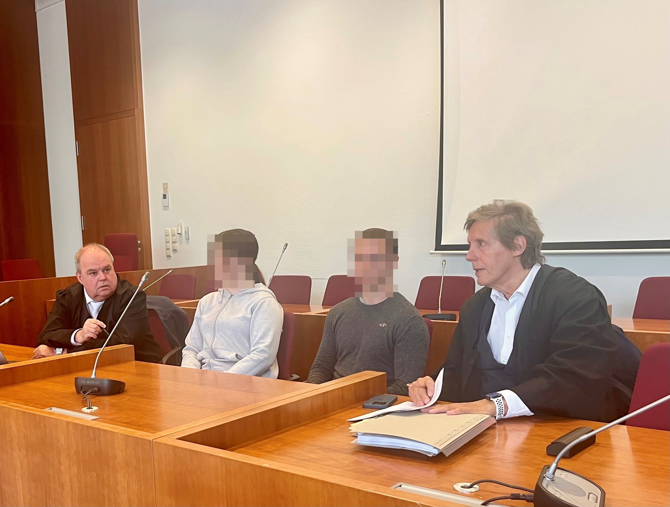 Das Bild zeigt die Angeklagten vor dem Bonner Landgericht.