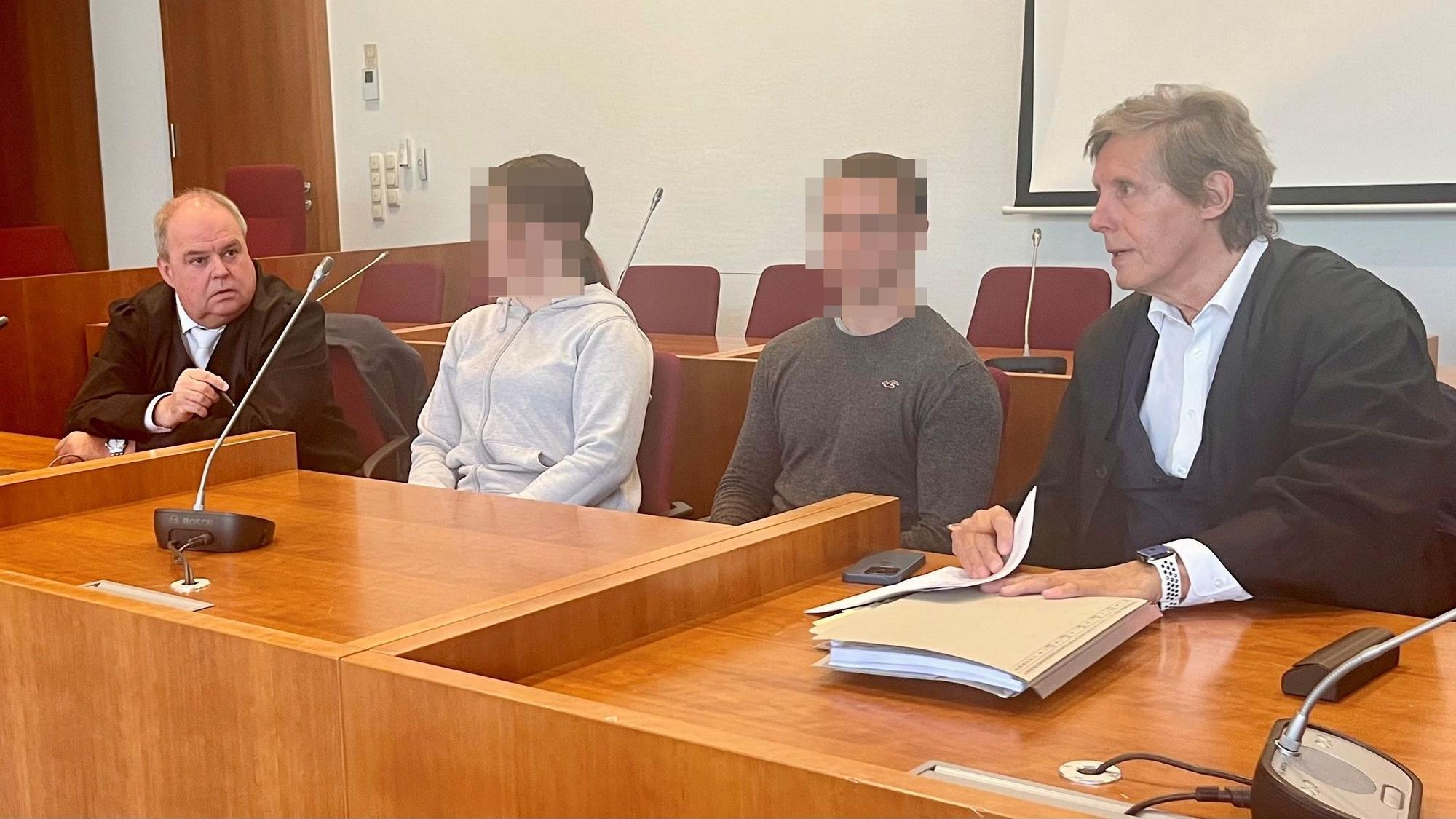 Das Bild zeigt die Angeklagten vor dem Bonner Landgericht.