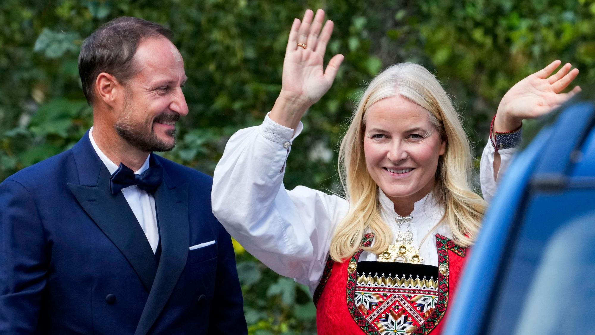Kronprinz Haakon und Kronprinzessin Mette-Marit. Er lächelt. Sie winkt.