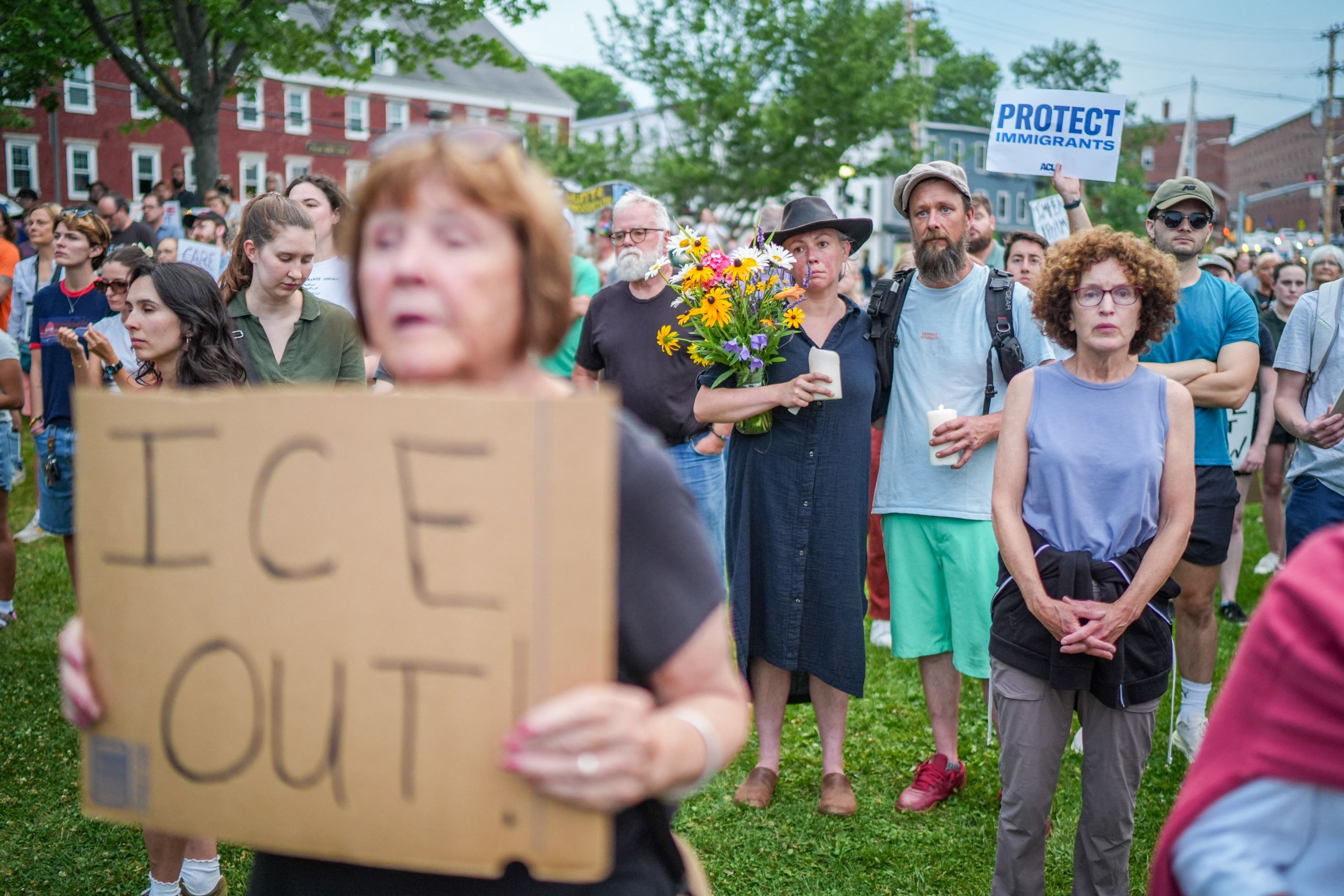 Demonstranten nehmen an einer Mahnwache für einen Mann teil, der bei einem Schusswaffeneinsatz der US-Einwanderungs- und Zollbehörde ICE getötet wurde.