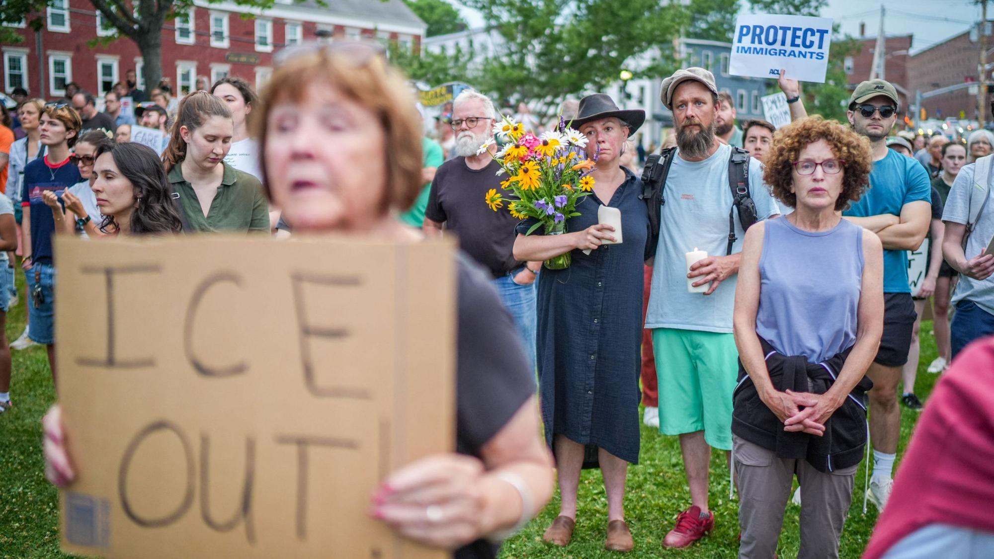 Demonstranten nehmen an einer Mahnwache für einen Mann teil, der bei einem Schusswaffeneinsatz der US-Einwanderungs- und Zollbehörde ICE getötet wurde.