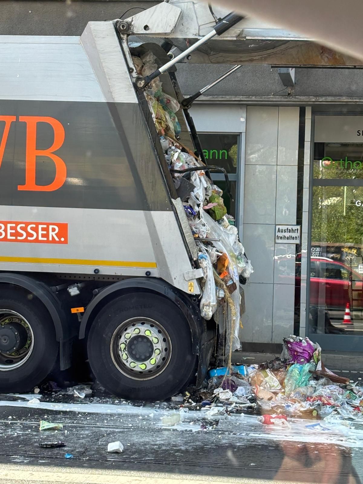 In Köln-Ehrenfeld ist am Dienstag (14. Juli) ein Müllwagen der Abfallwirtschaftsbetriebe (AWB) in Brand geraten.