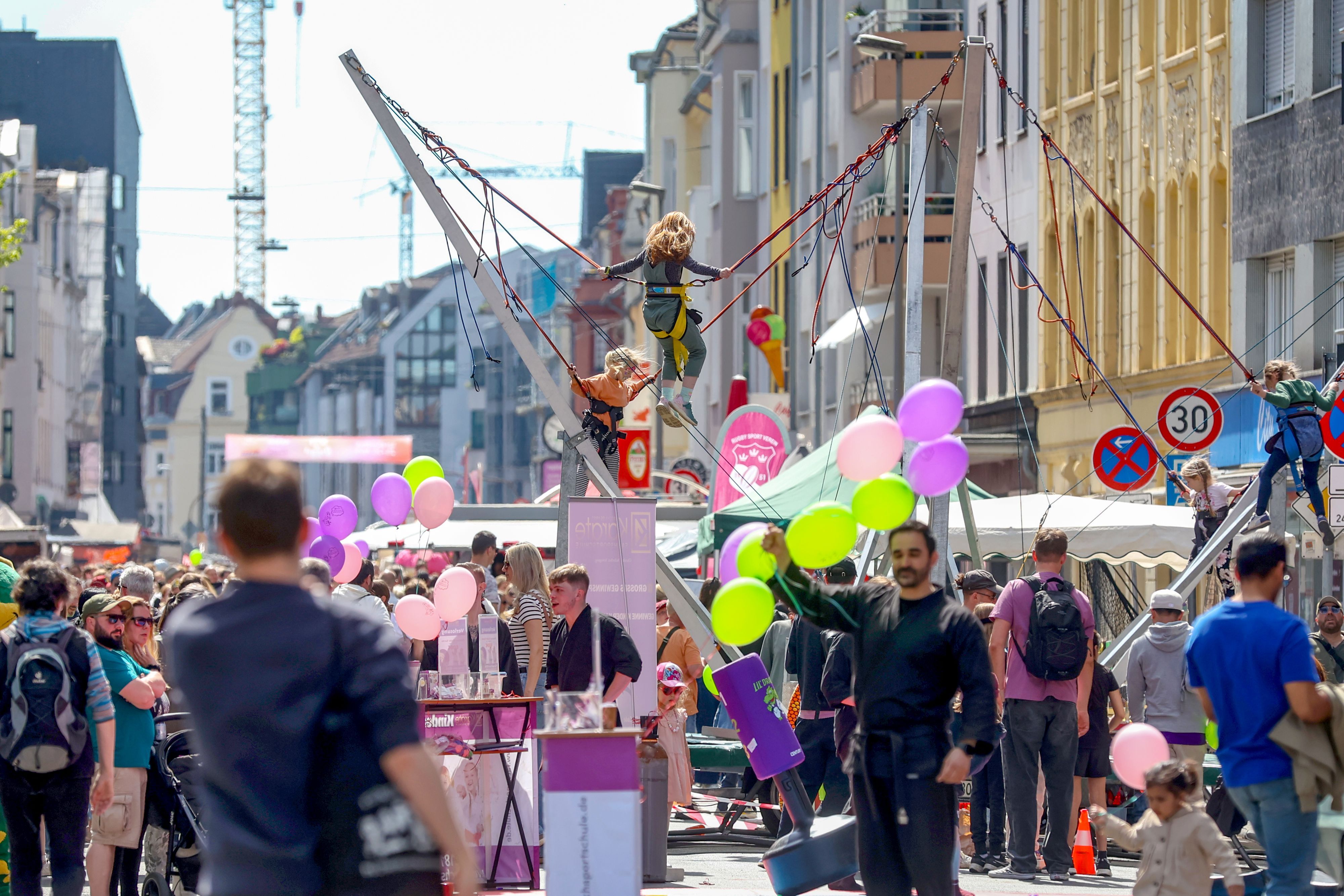 Im Kölner Veedel Sülz herrscht am verkaufsoffenen Sonntag Hochbetrieb. Anlass ist das Straßenfest „Bunt im Carrée“.