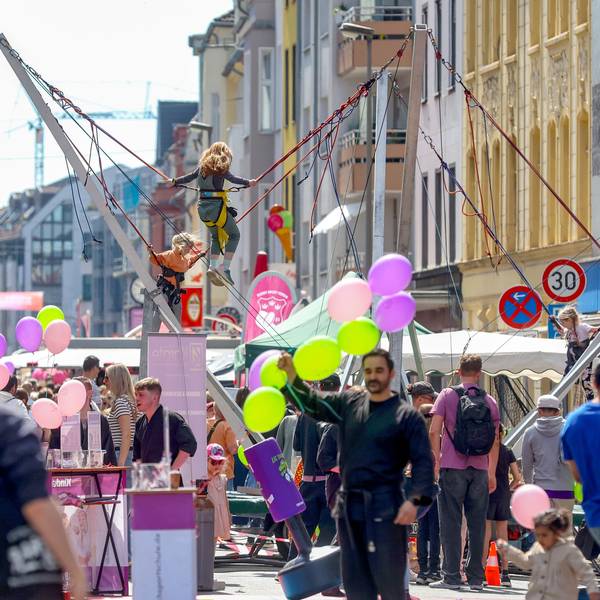 Im Kölner Veedel Sülz herrscht am verkaufsoffenen Sonntag Hochbetrieb. Anlass ist das Straßenfest „Bunt im Carrée“.