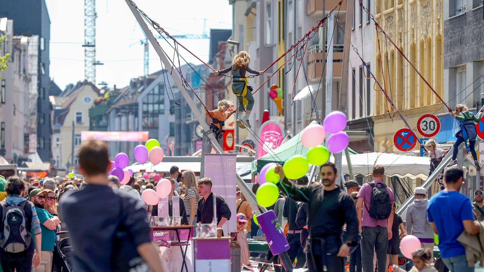 Im Kölner Veedel Sülz herrscht am verkaufsoffenen Sonntag Hochbetrieb. Anlass ist das Straßenfest „Bunt im Carrée“.
