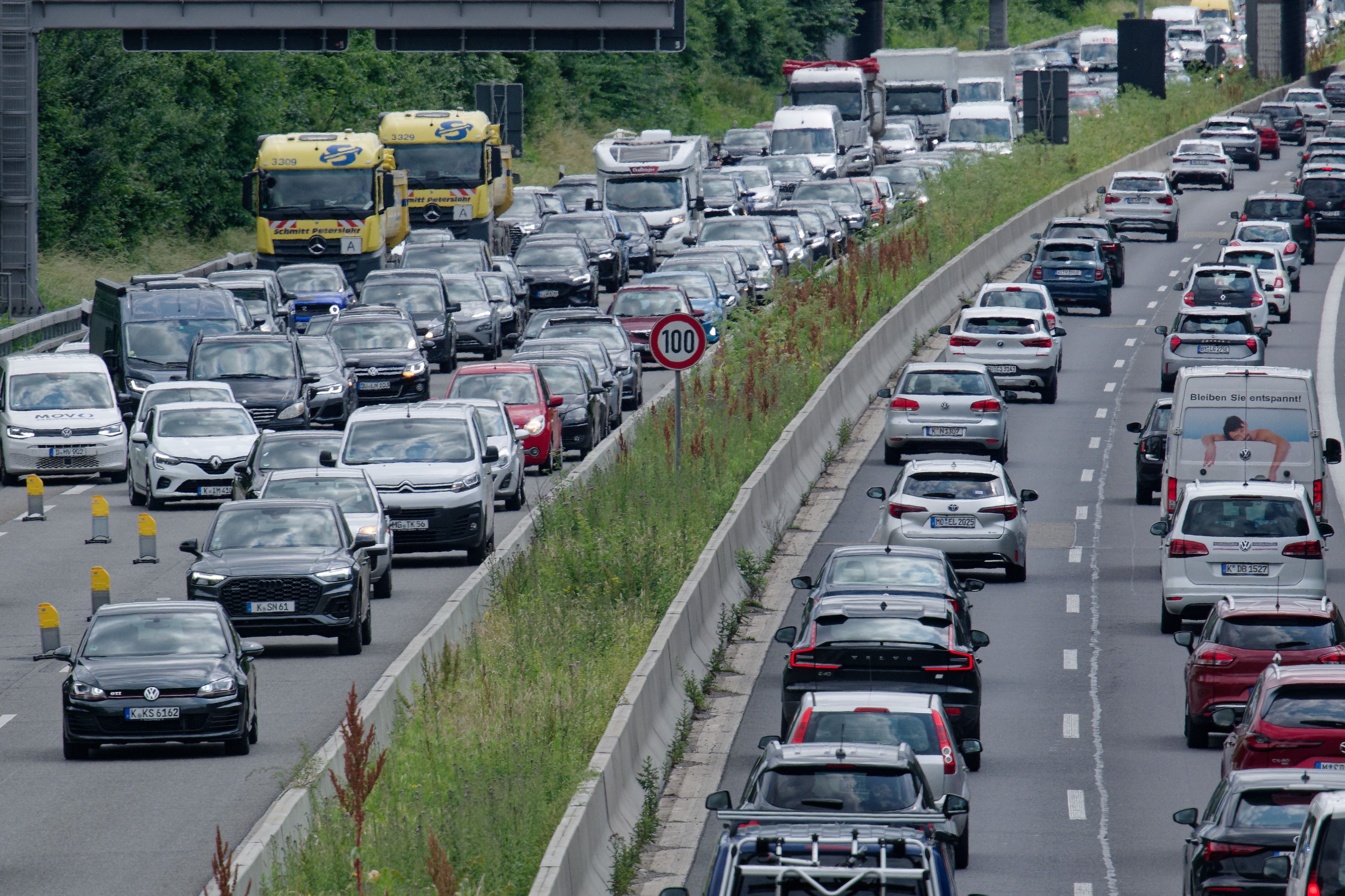 Fahrzeuge stauen sich auf einer Autobahn in beiden Richtungen.