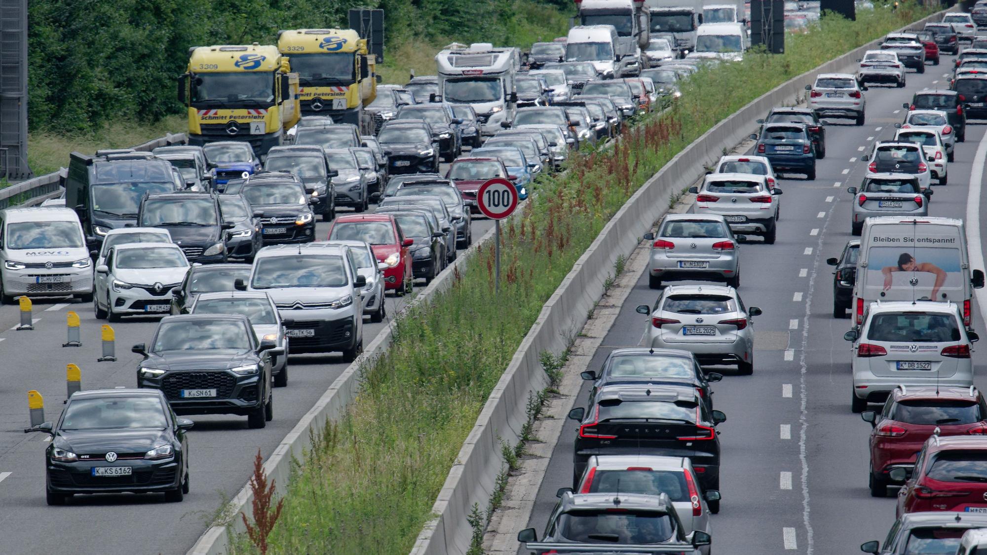 Fahrzeuge stauen sich auf einer Autobahn in beiden Richtungen.
