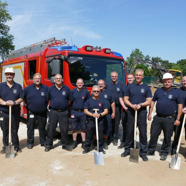 Die Mitarbeiter der Feuerwehrtechnischen Zentrale und Bürgermeister Max Leitterstorf (in orange) beim Spatenstich.