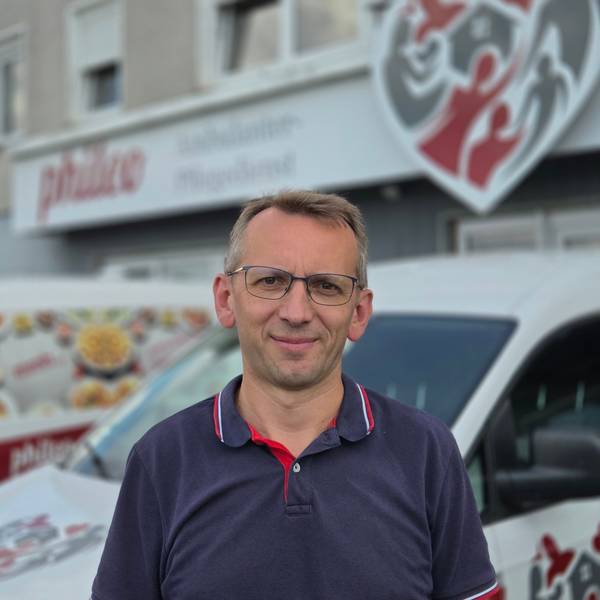 In Waldbröl leitet Viktor Koop den Pflegedienst Phileo: Dieser möchte sich in den kommenden Jahren stark vergrößern. Inzwischen haben die Baurbeiten auf den Grundstücken zwischen der Turnerstraße und der Theodor-Storm-Straße begonnen.