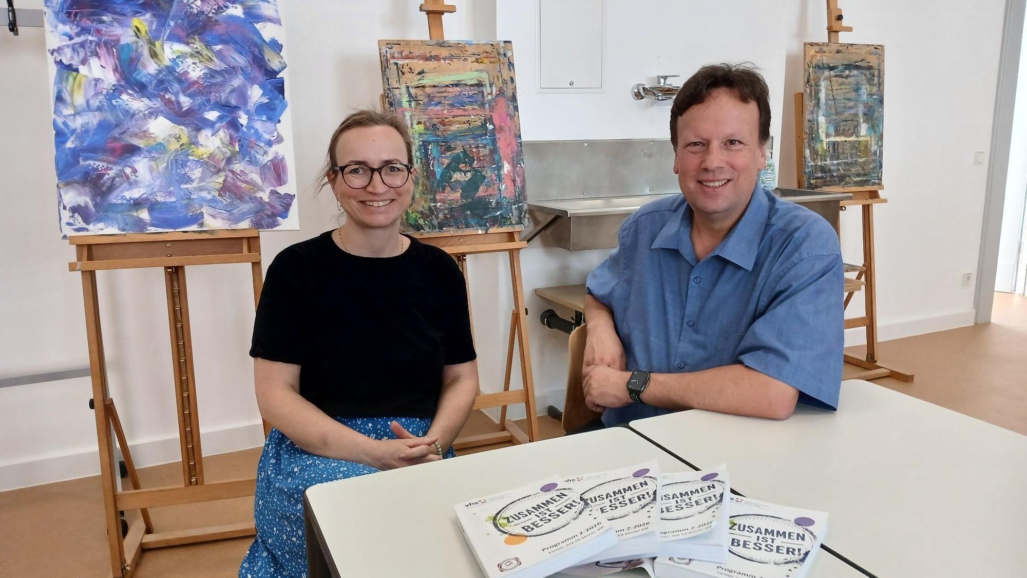Fachbereichsleiterin Lina Gandras und VHS-Leiter Holger Hansen stellten das neue Programmm 2/2026 vor.