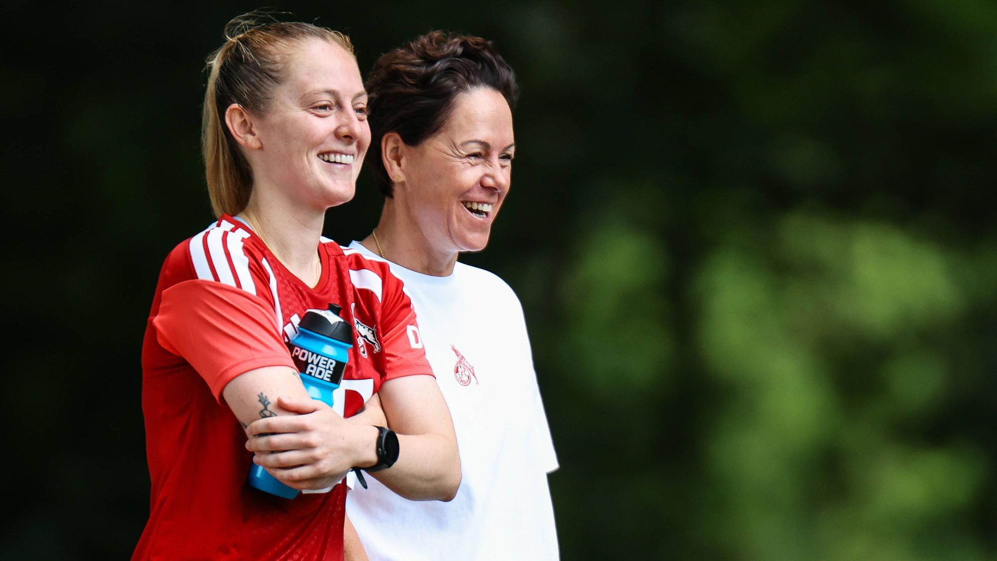 Angebot: 1. FC Köln Frauen, Auftakttraining, 05.07.2026 Keira Walsh englische Nationalspielerin schaut beim Training der Frauen des 1. FC Köln zu mit Nicole Bender-Rummler beim Auftakttraining der Frauen des 1. FC Köln zur Saison 2026/27 der 1. Frauen Fussball Bundesliga, Trainingsgelände am Geißbockheim, Köln, 05.07.2026 DFL/DFB regulations prohibit any use of photographs as image sequences and/or quasi-video. *** 1 FC Köln Women s Team, Season-Opening Training Session, July 5, 2026: Keira Walsh, an English national team player, watches the 1 FC Köln womens team train alongside Nicole Bender Rummler during the teams first training session of the 202627 season in the Womens Bundesliga, Training grounds at Geißbockheim, Cologne, July 5, 2026. DFL and DFB regulations prohibit any use of photographs as image sequences and/or quasi-video. Copyright: xBEAUTIFULxSPORTS/Freisenx