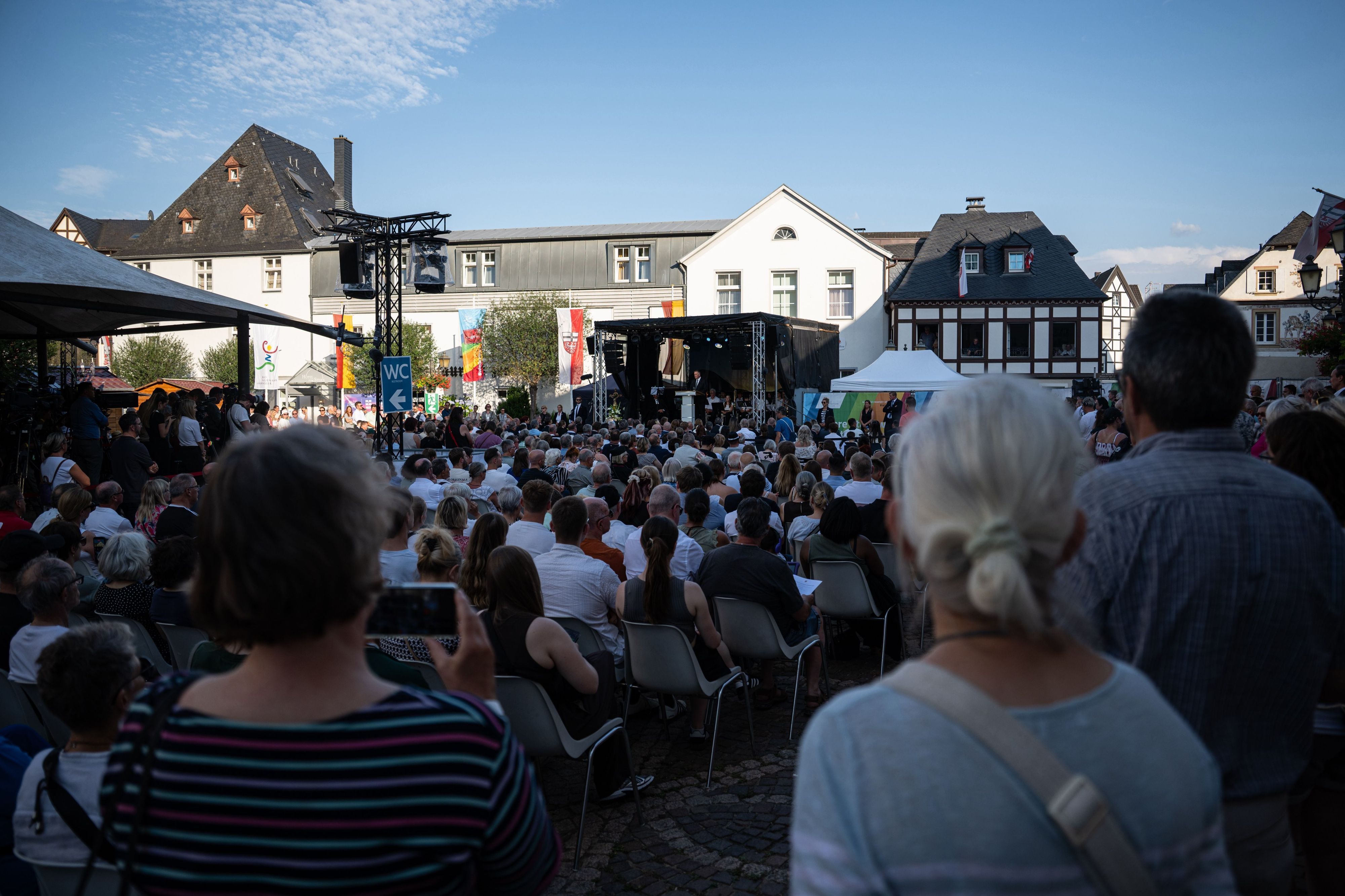 Menschen nehmen auf dem Marktplatz an der Gedenkveranstaltung zum fünften Jahrestag der Flutkatastrophe im Ahrtal teil. Bei der Flutkatastrophe im Sommer 2021 starben in Rheinland-Pfalz 136 Menschen, 135 davon im Ahrtal.