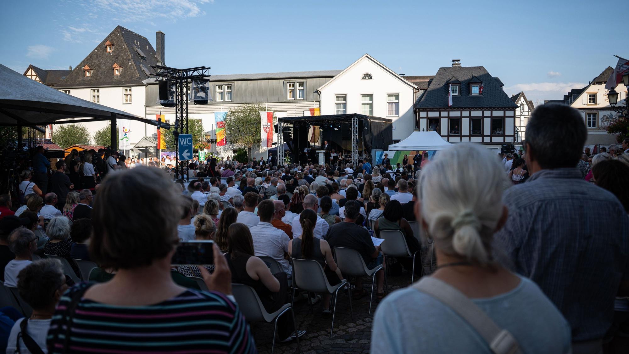 Menschen nehmen auf dem Marktplatz an der Gedenkveranstaltung zum fünften Jahrestag der Flutkatastrophe im Ahrtal teil. Bei der Flutkatastrophe im Sommer 2021 starben in Rheinland-Pfalz 136 Menschen, 135 davon im Ahrtal.