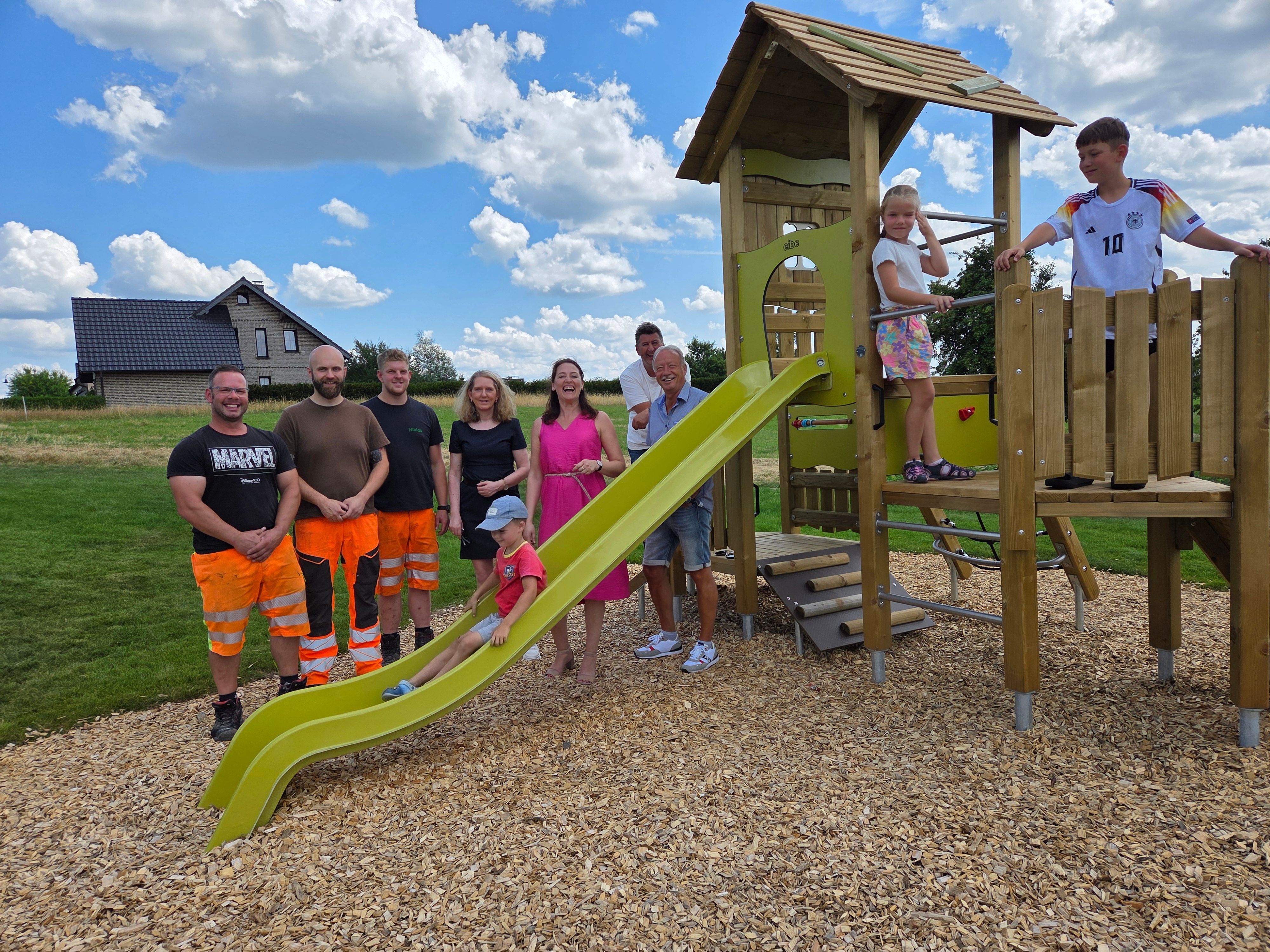 Bürgermeisterin Larissa Weber weiht den Spielplatz ein.