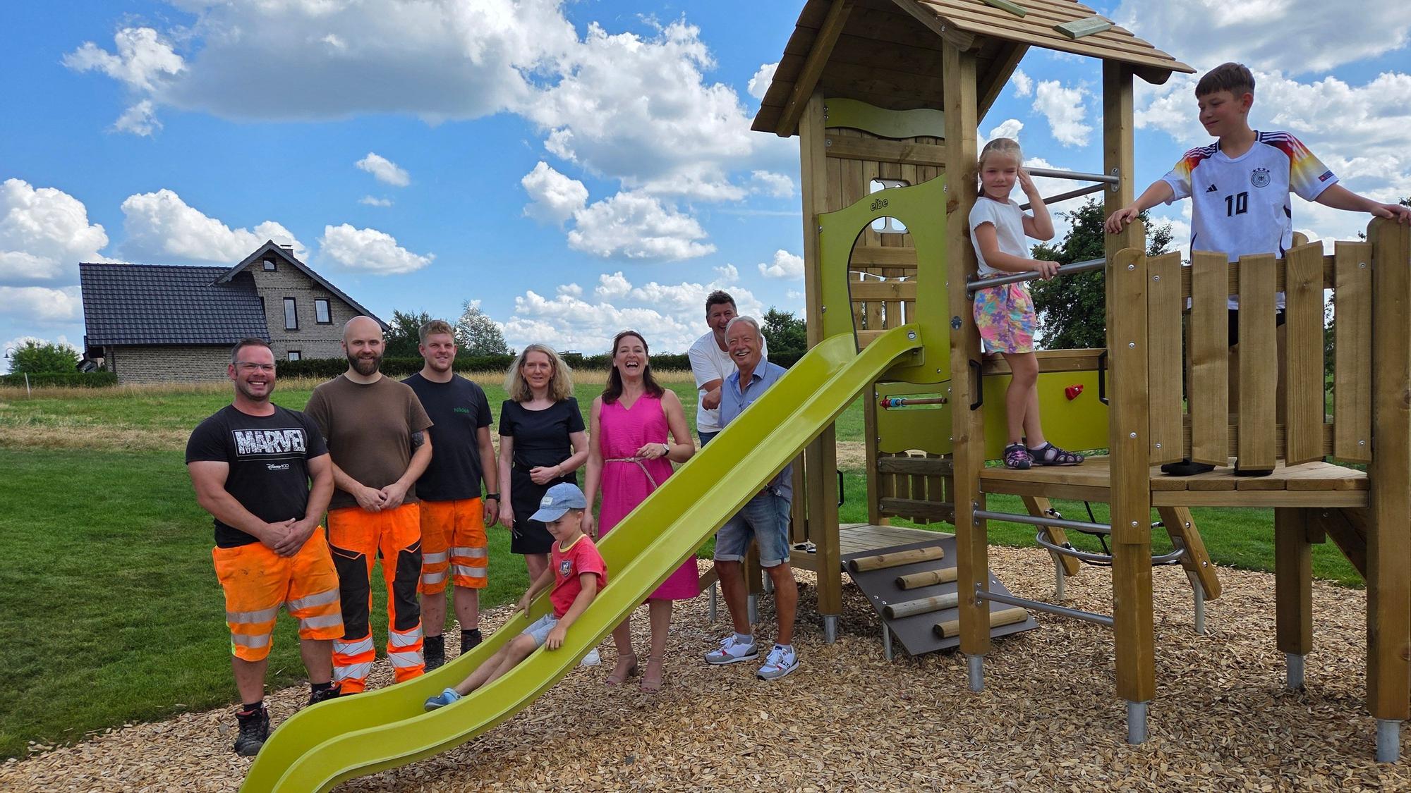 Bürgermeisterin Larissa Weber weiht den Spielplatz ein.