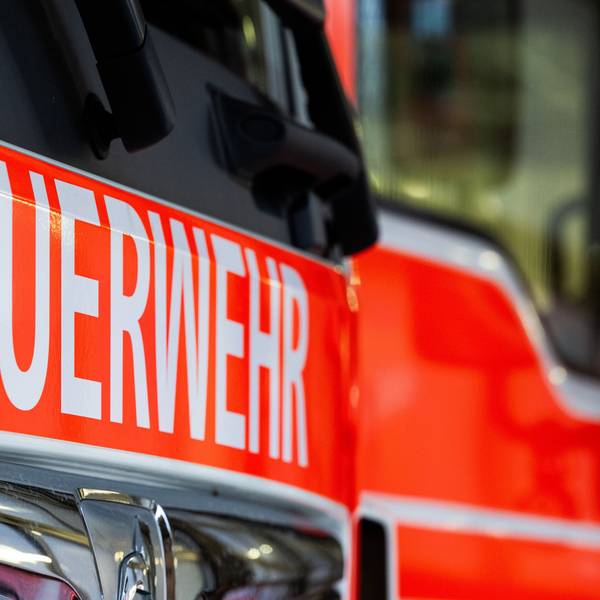 Ein Einsatzfahrzeug mit der Aufschrift „Feuerwehr“. (Symbolbild)