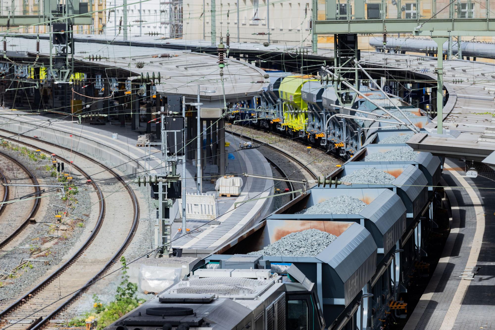PRODUKTION - 06.07.2026, Nordrhein-Westfalen, Wuppertal: Blick auf den Hauptbahnhof Wuppertal. (zu dpa: «Nach der Sperrung ist vor der Sperrung: Problemfall Schiene») Foto: Rolf Vennenbernd/dpa +++ dpa-Bildfunk +++