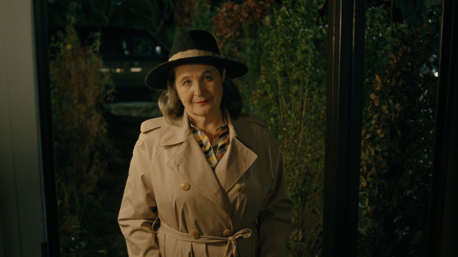 Auch Herta Tschach (Maria Hofstätter), die in Staffel eins entschwundene Frau des Bürgermeisters, taucht wieder auf.  (Bild: © SUPERFILM)