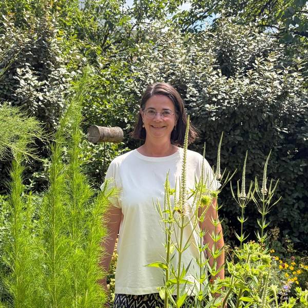 „Unser Garten sieht nicht immer so ordentlich aus, wie man das so kennt“, sagt Angela Zerfaß über ihren Naturgarten in Opladen.