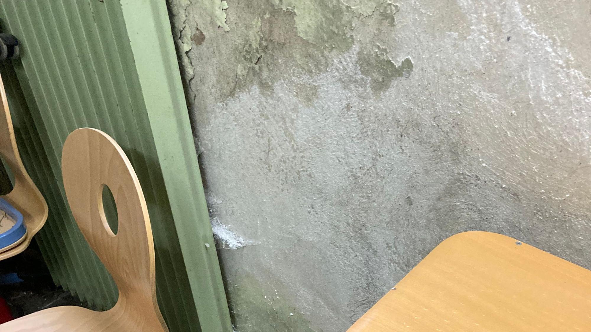Das Foto zeigt dunkle Flecken an der Wand