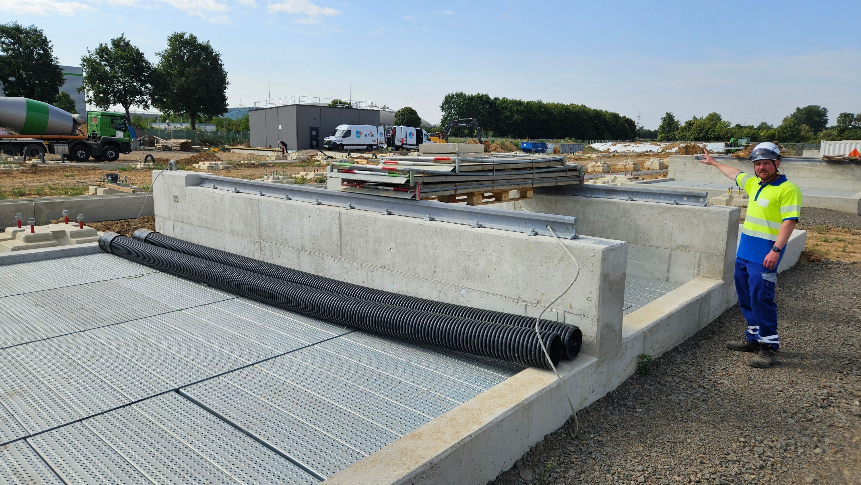 Zu sehen ist Projektleiter Kevin Meinhardt auf der Baustelle für eine Umspannanlage.