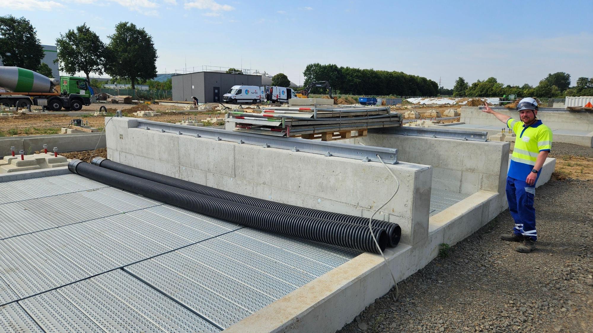 Zu sehen ist Projektleiter Kevin Meinhardt auf der Baustelle für eine Umspannanlage.