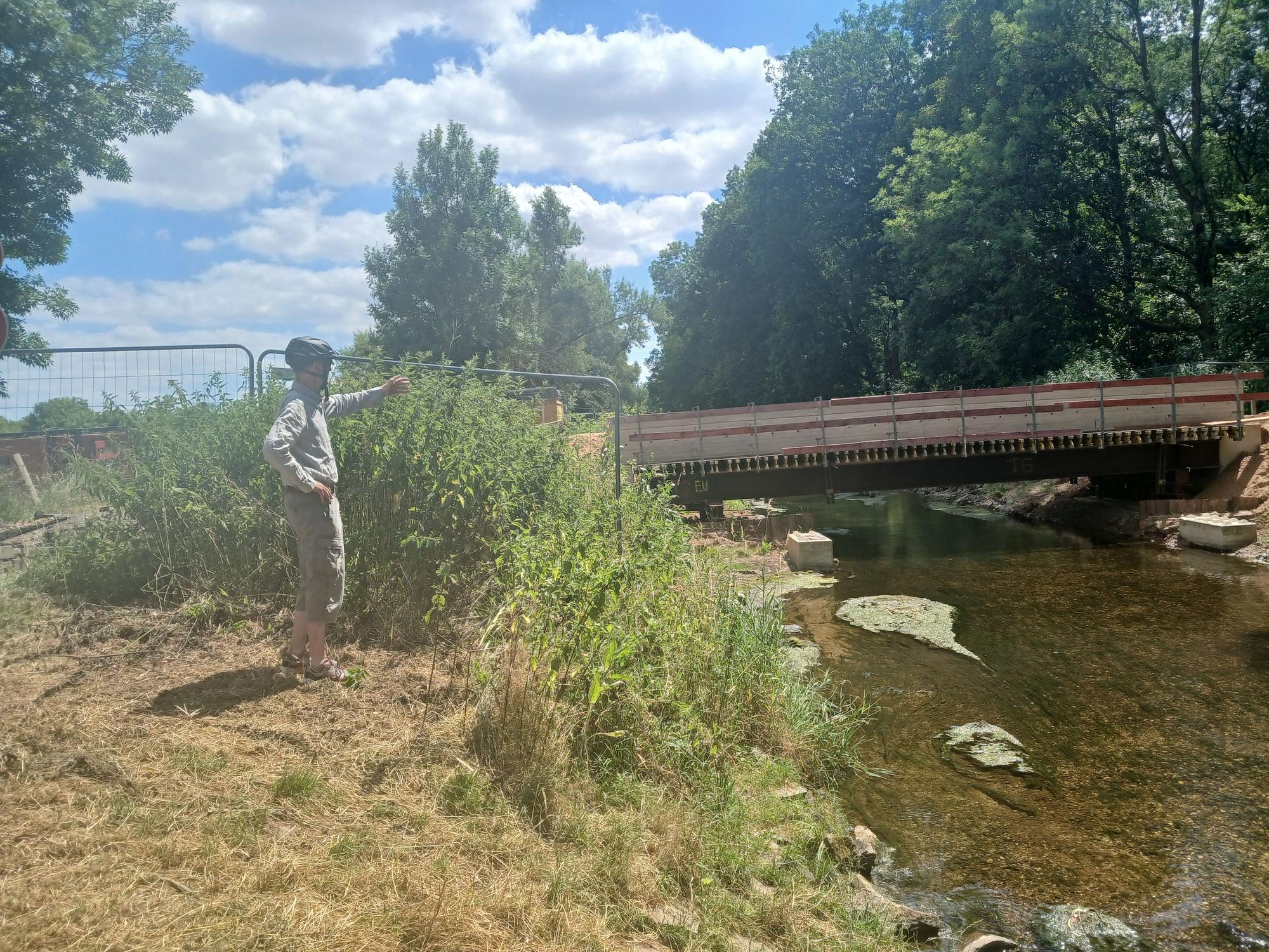 Das Bild zeigt einen Brücke über dem Erftflutkanal.