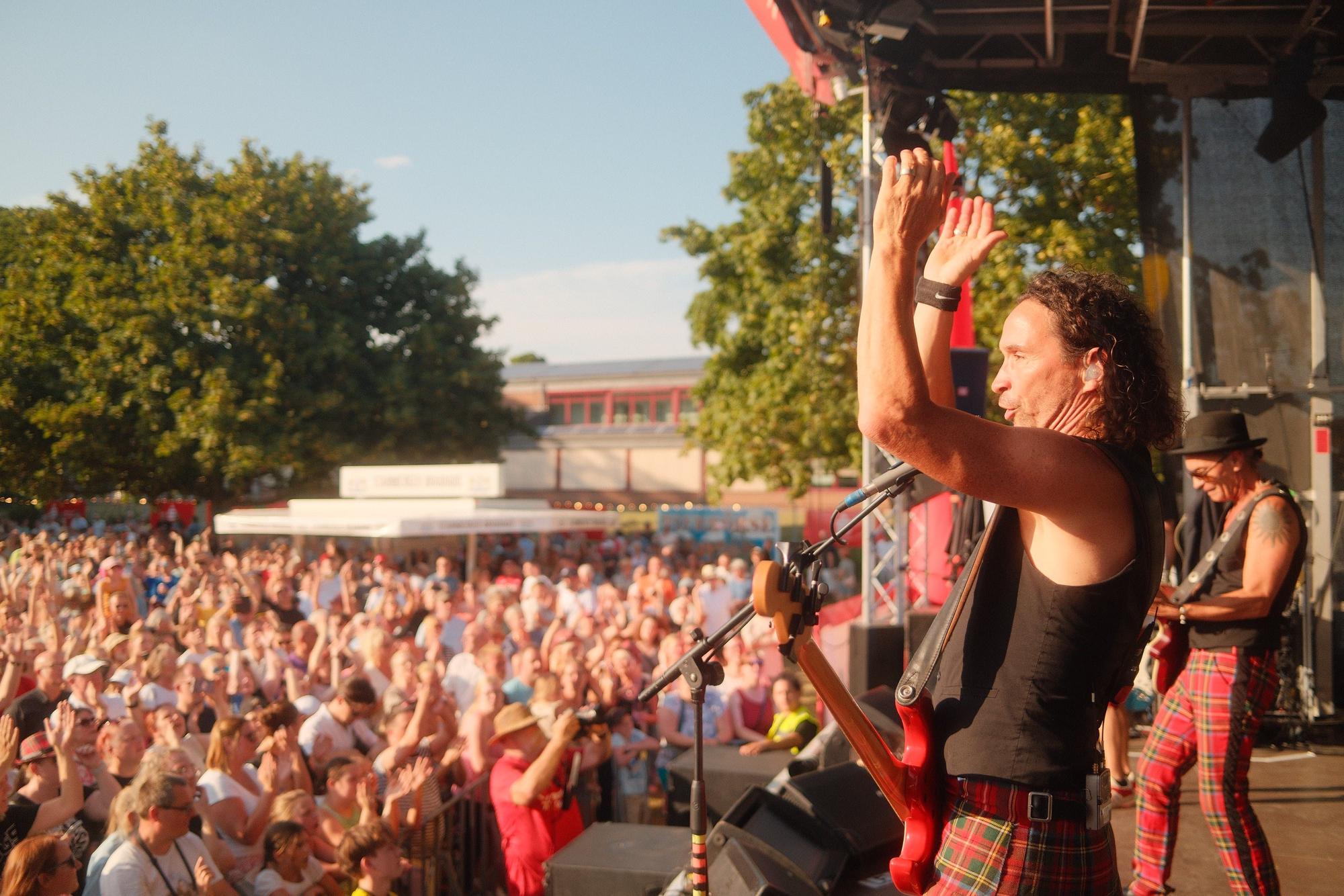 Die Kölner Band „Brings“ sorgt für eine Superstimmung auf der Bierbörse 2026.
