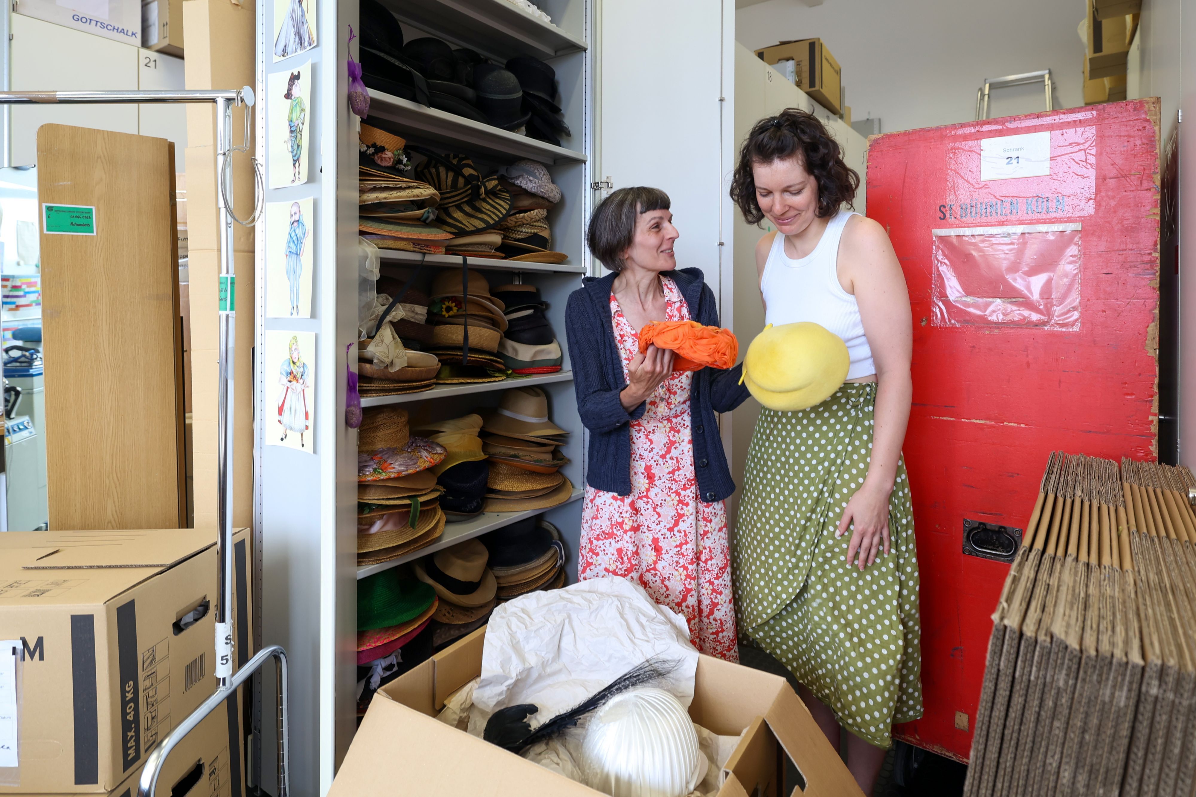 Arbeiten inmitten von Umzugskartons: Modistin Daphne van der Griten mit Teresa Schimmels.