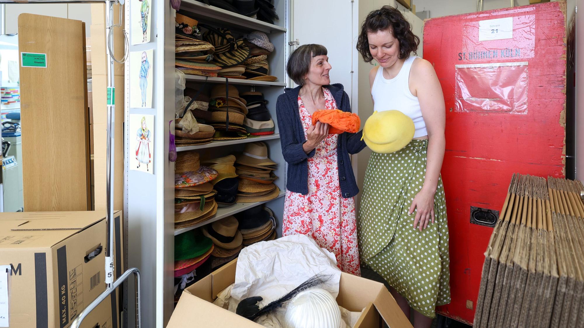 Arbeiten inmitten von Umzugskartons: Modistin Daphne van der Griten mit Teresa Schimmels.