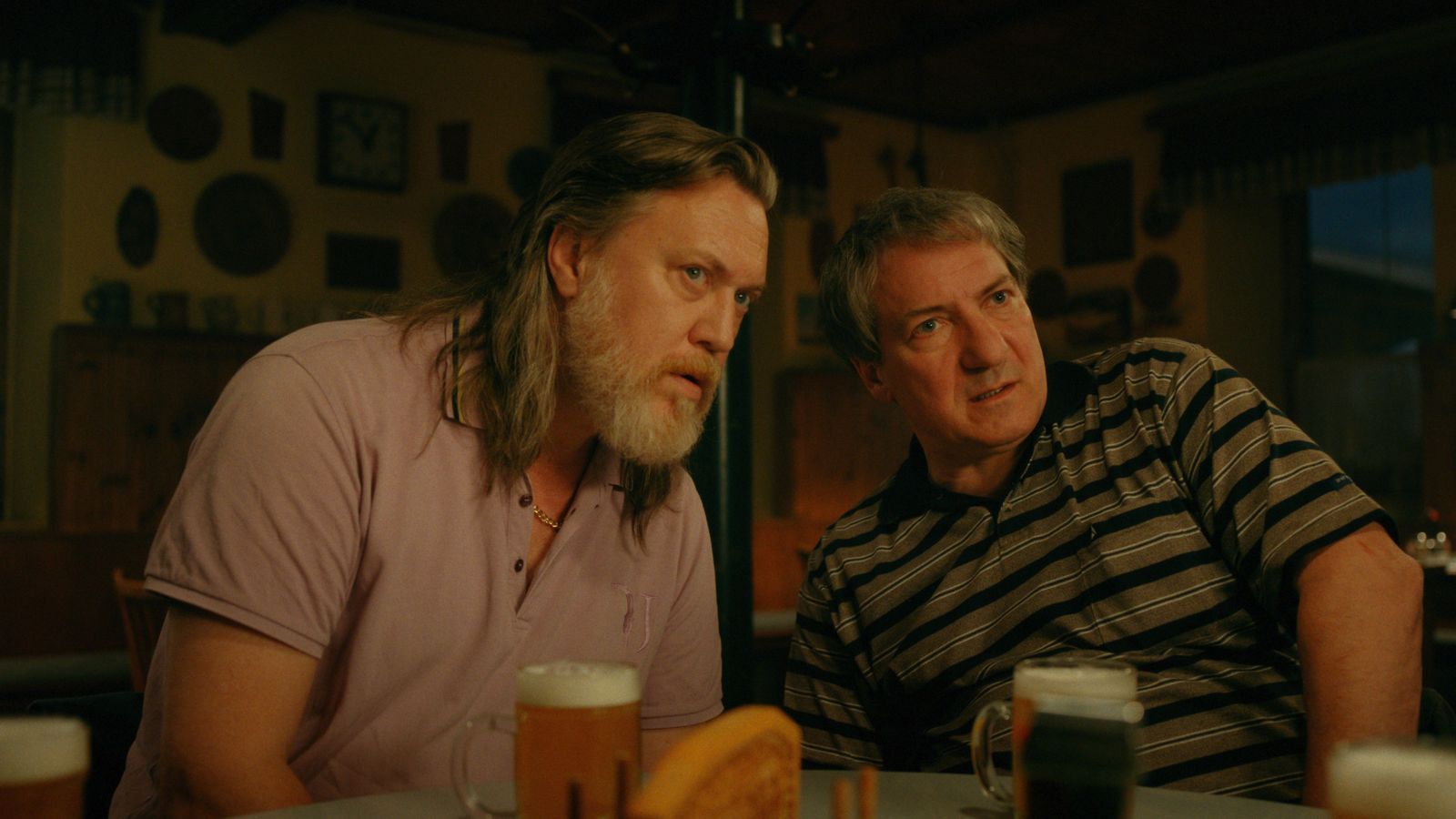 Richard Pfeisinger (Nicholas Ofczarek, links) und Gerri Tschach (Robert Palfrader) schmieden zu reichlich Bier neue Pläne für Braunschlag. (Bild: © SUPERFILM)
