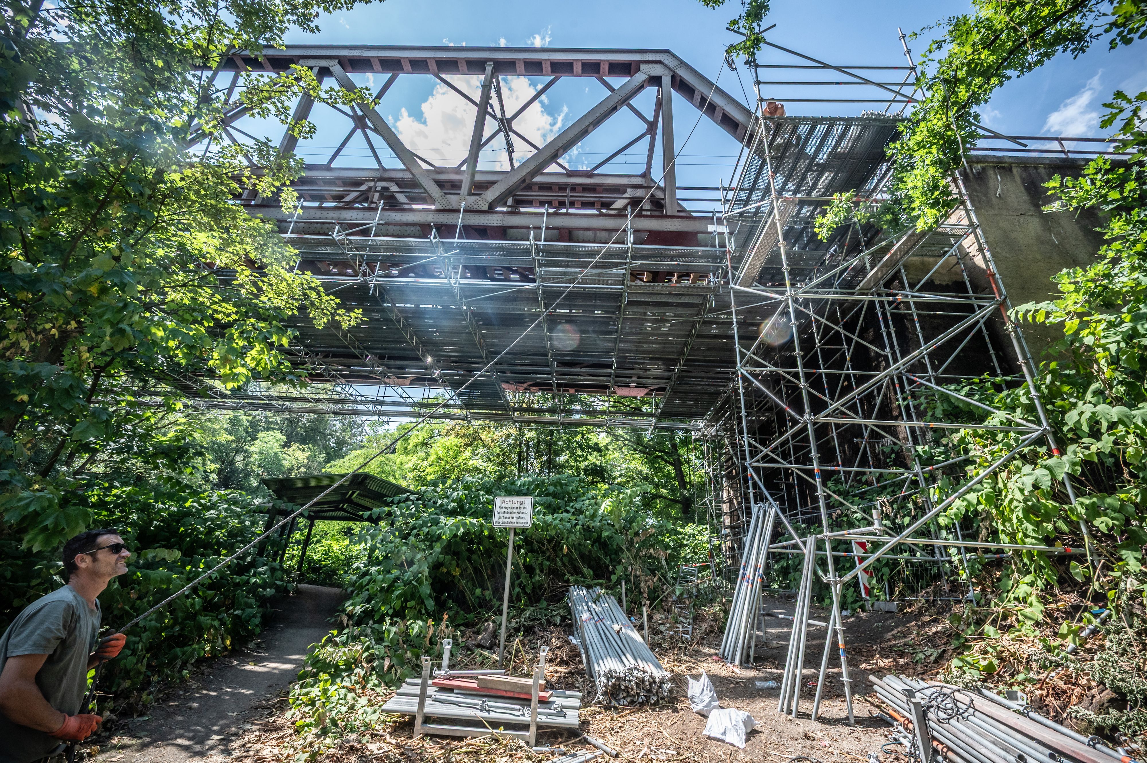 An der Wupperbrücke der Strecke zwischen Opladen und Leichlingen wurde ein schaden entdeckt, weshalb eines der beiden Gleise nicht genutzt wird.  Bild: Ralf Krieger