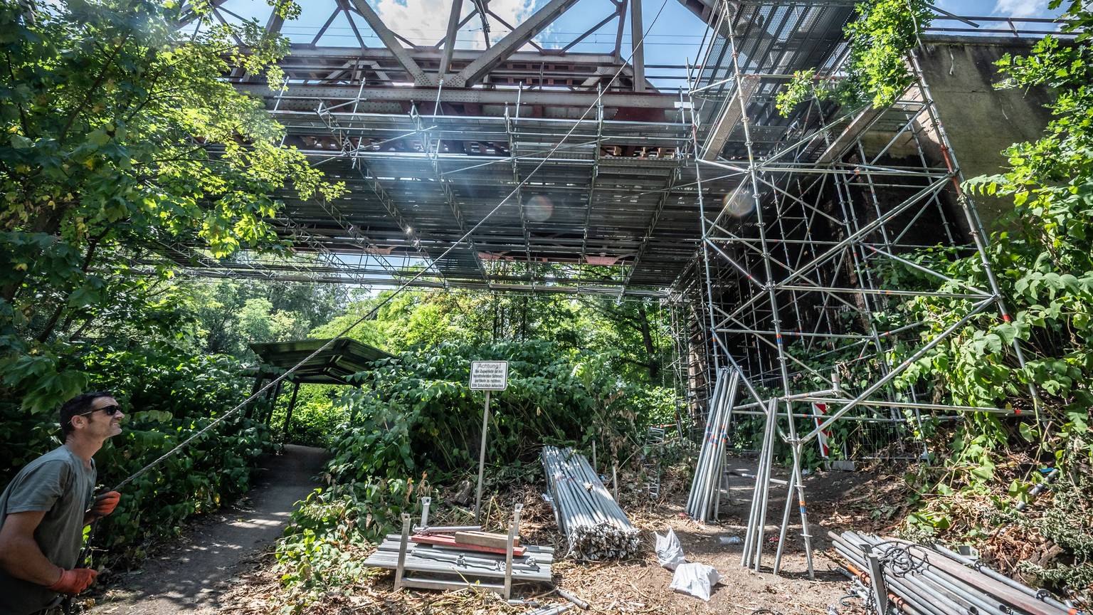 An der Wupperbrücke der Strecke zwischen Opladen und Leichlingen wurde ein schaden entdeckt, weshalb eines der beiden Gleise nicht genutzt wird. Bild: Ralf Krieger