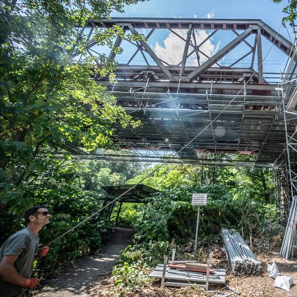An der Wupperbrücke der Strecke zwischen Opladen und Leichlingen wurde ein schaden entdeckt, weshalb eines der beiden Gleise nicht genutzt wird. Bild: Ralf Krieger