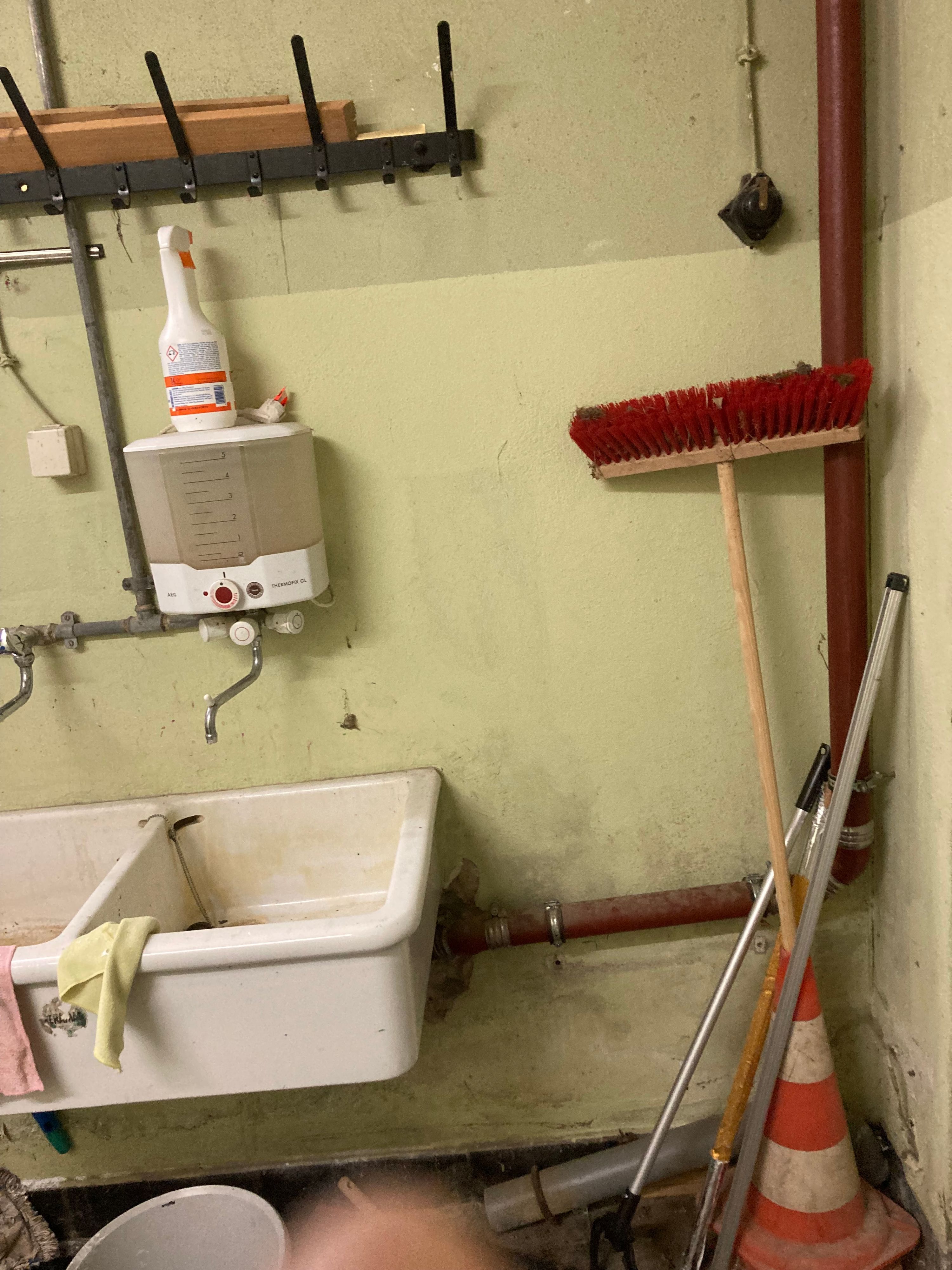 Das Foto zeigt dunkle Flecken an der Wand