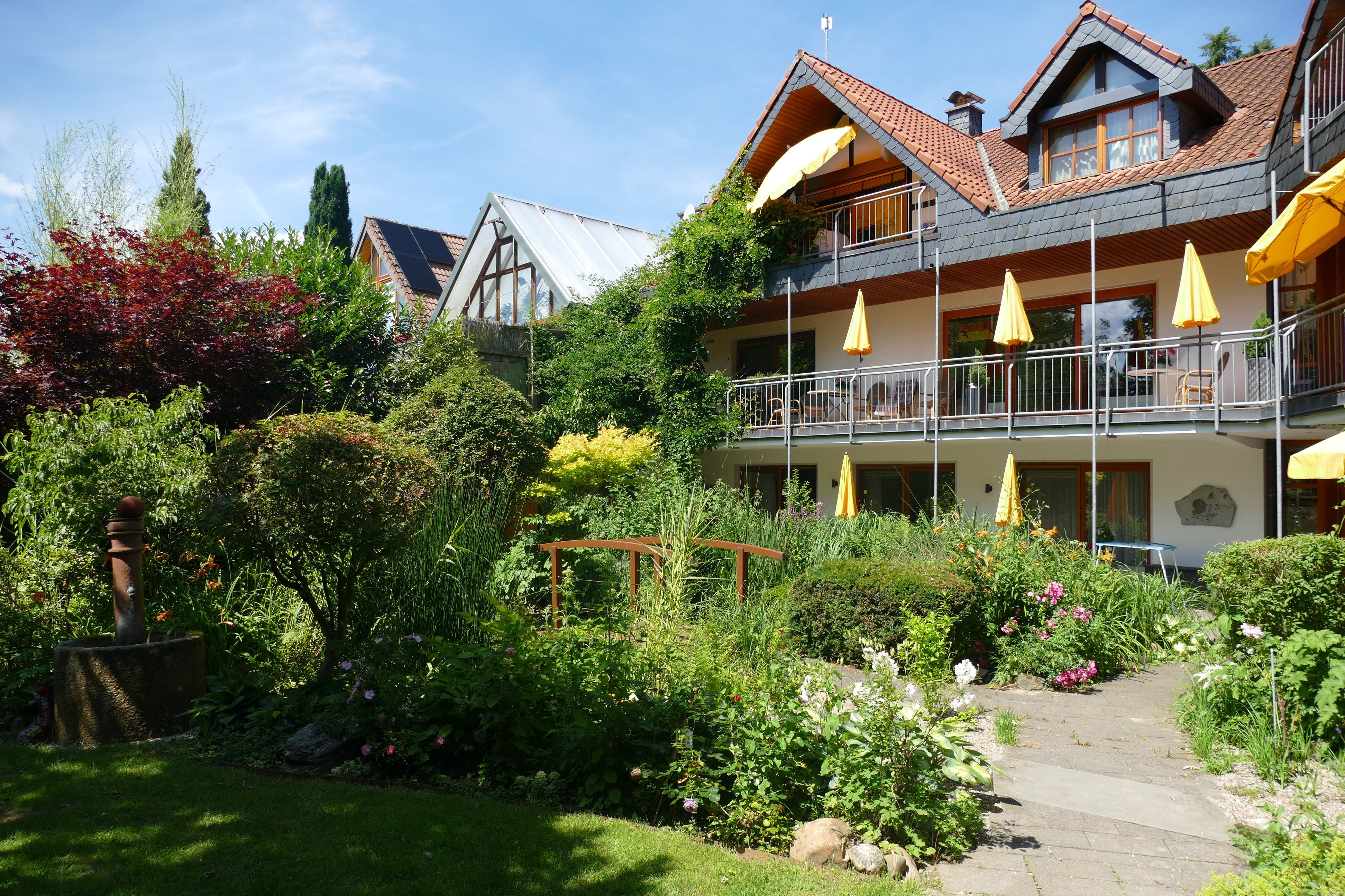 Ein Haus mit einem schönen Garten.