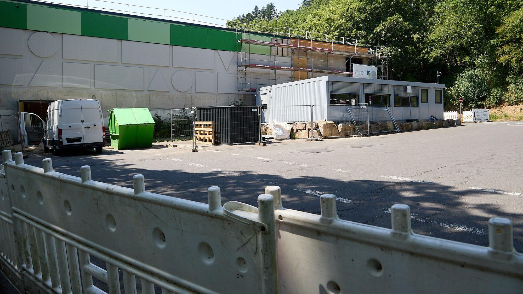 Das Bild zeigt das Schulzentrum, an dem nach wie vor gearbeitet wird.