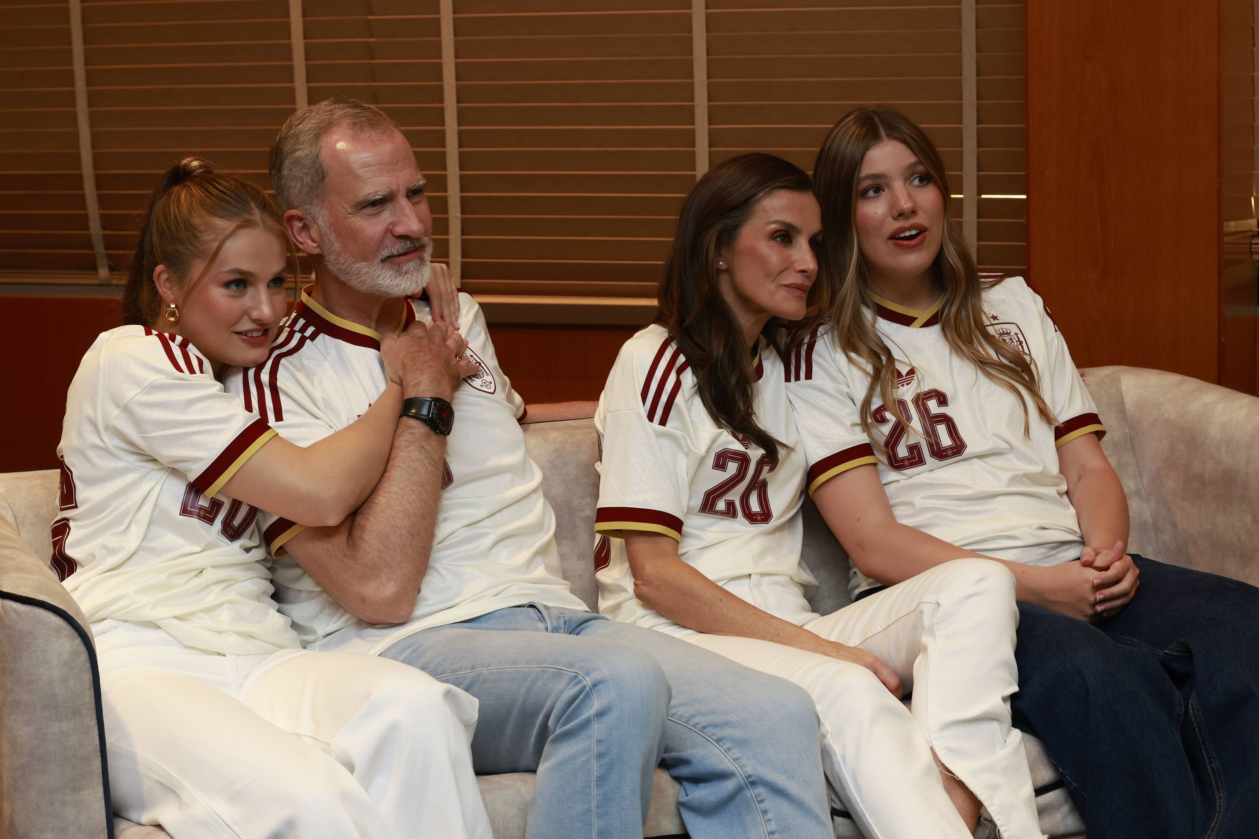 König Felipe VI., Königin Letizia sowie Kronprinzessin Leonor und Infantin Sofía verfolgen am 14. Juli 2026 in Barcelona das WM-Halbfinale zwischen Spanien und Frankreich. Spanien gewinnt mit 2:0 und zieht ins Finale ein.