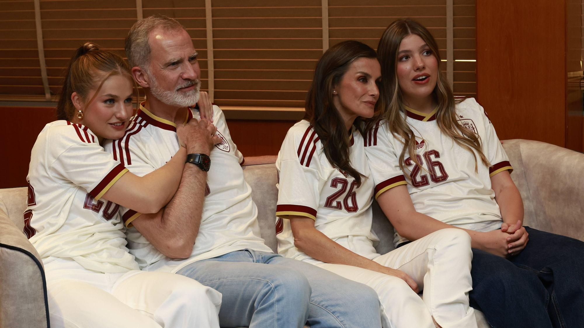 König Felipe VI., Königin Letizia sowie Kronprinzessin Leonor und Infantin Sofía verfolgen am 14. Juli 2026 in Barcelona das WM-Halbfinale zwischen Spanien und Frankreich. Spanien gewinnt mit 2:0 und zieht ins Finale ein.
