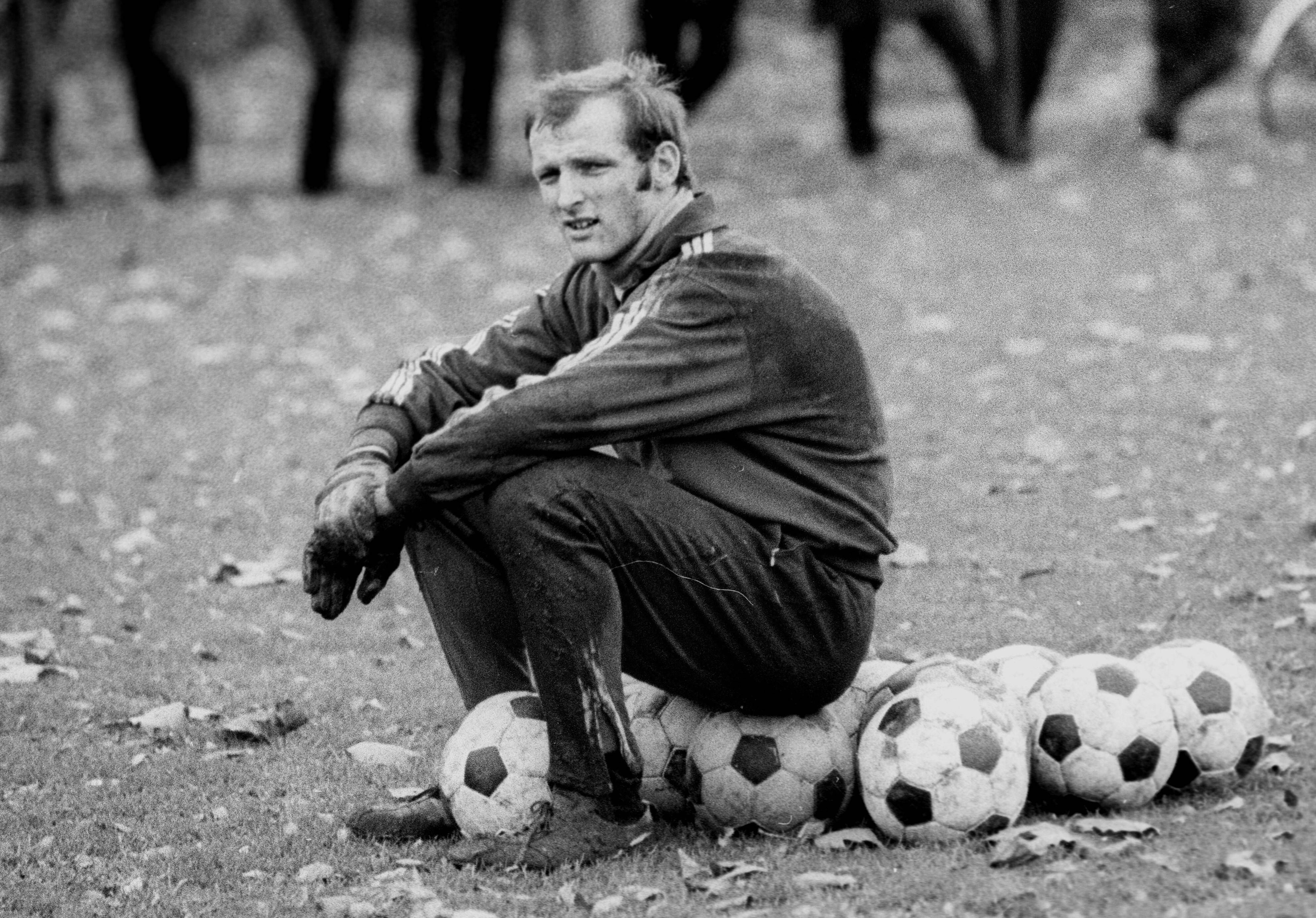 Torwart Manfred Manglitz sitzt am 10. November 1969 beim Training des 1. FC Köln auf Bällen.