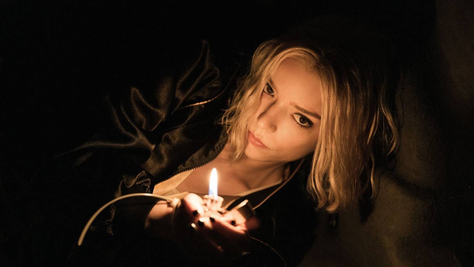 Nach einem großen Coup ist die Betrügerin Lucky (Anya Taylor-Joy) plötzlich auf sich allein gestellt und in stetiger Gefahr. (Bild: Michael Becker/Apple TV)