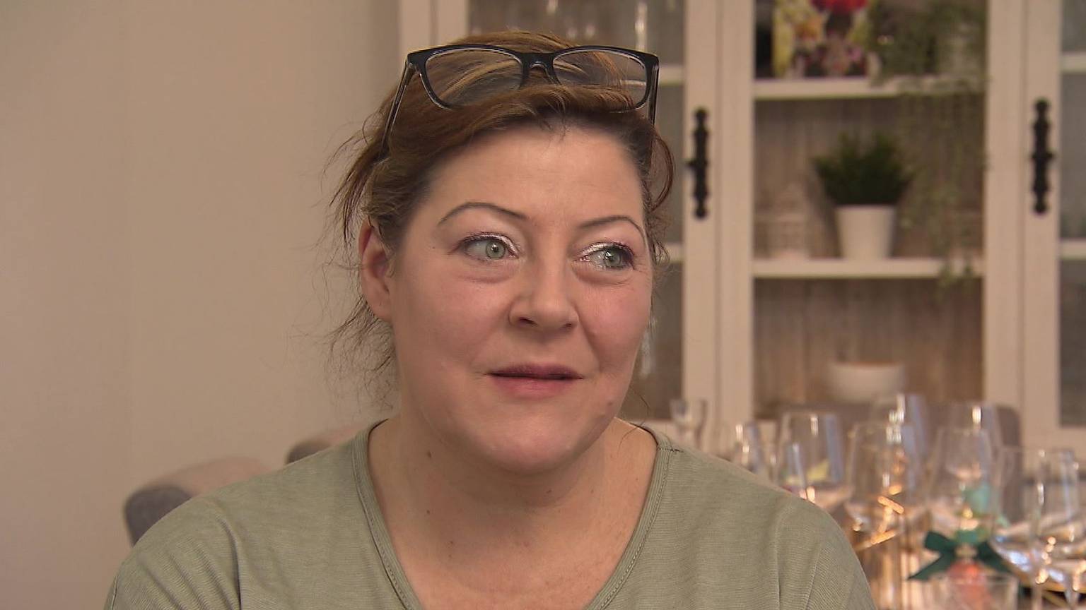„Ich bin eine kleine Chaos-Queen“: Sarahs Selbsteinschätzung löst sich durchaus ein. (Bild: RTL)
