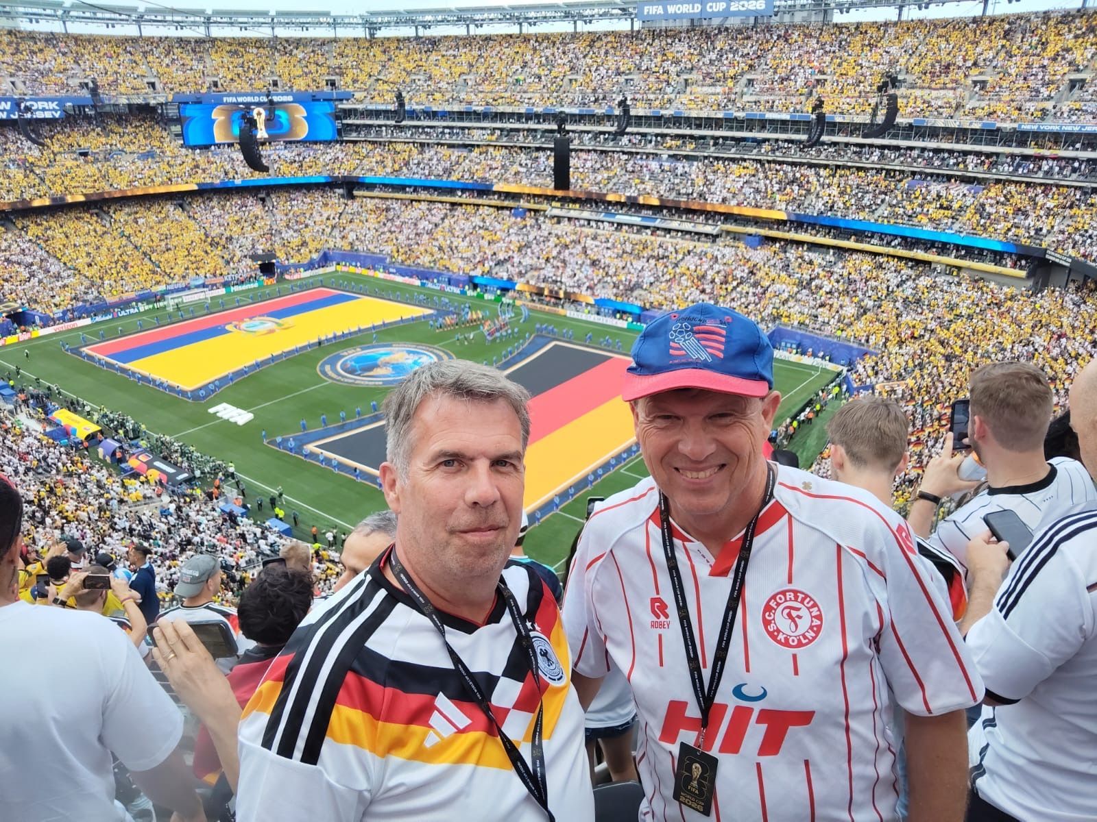 WM-2026-Wie-zwei-Fortuna-K-ln-Fans-das-Turnier-erlebten-mit-einem-Trikot-das-T-ren-ffnet