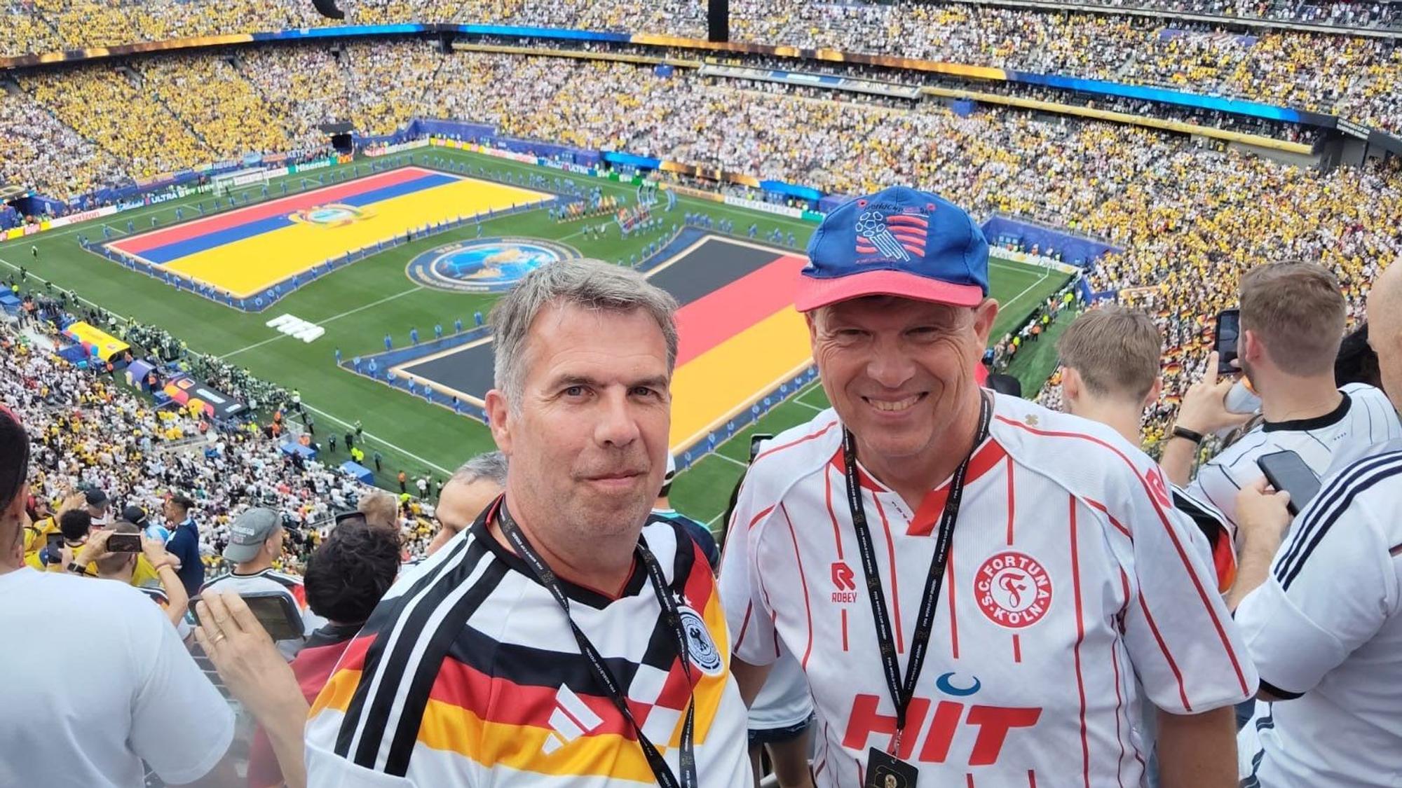 Uwe Schmalz (r.) mit seinem Bruder Herbert beim Spiel der DFB-Elf gegen Ecuador