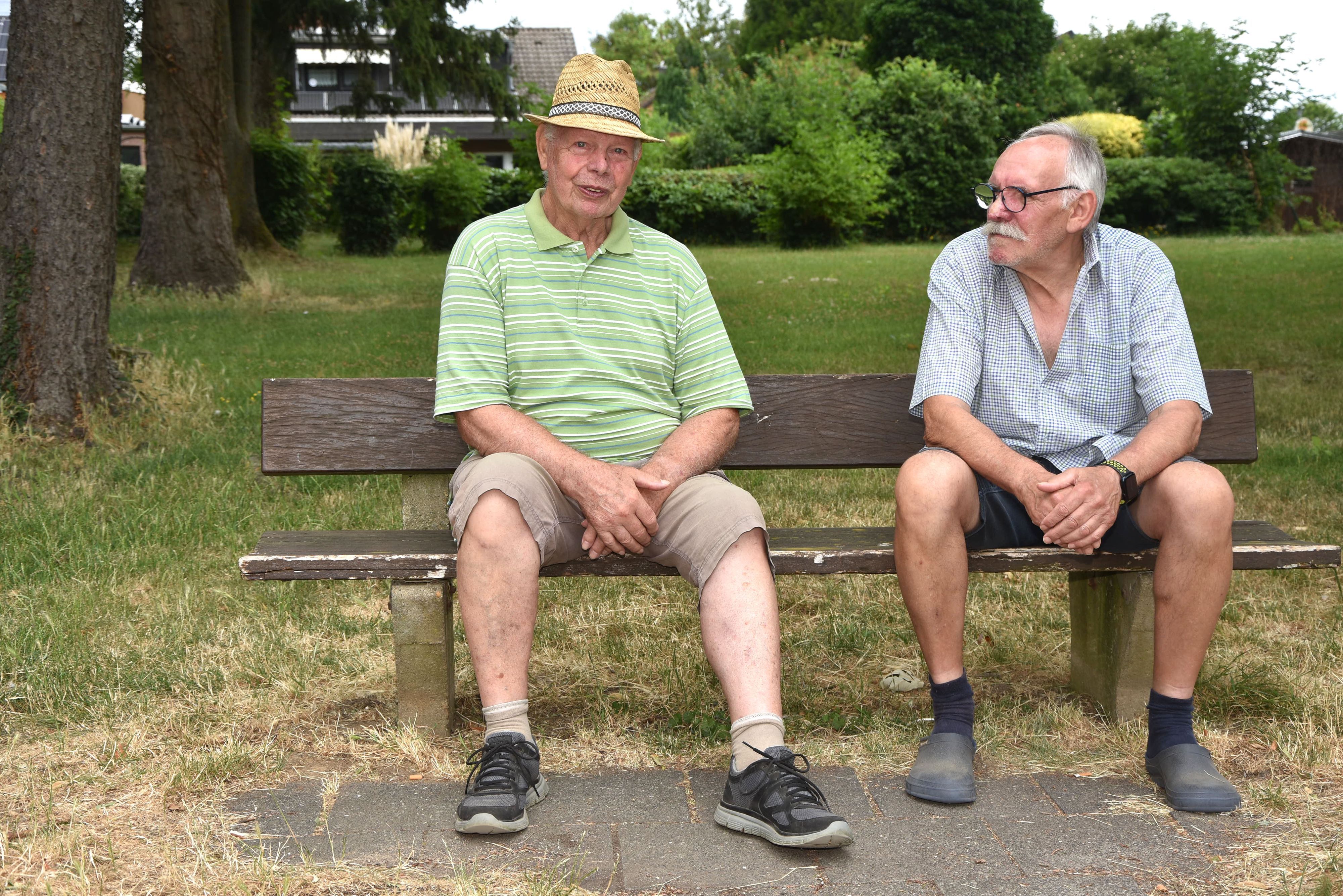 Zu sehen sind Ferdi Schiffer und Günter Rübsteck auf einer Bank.