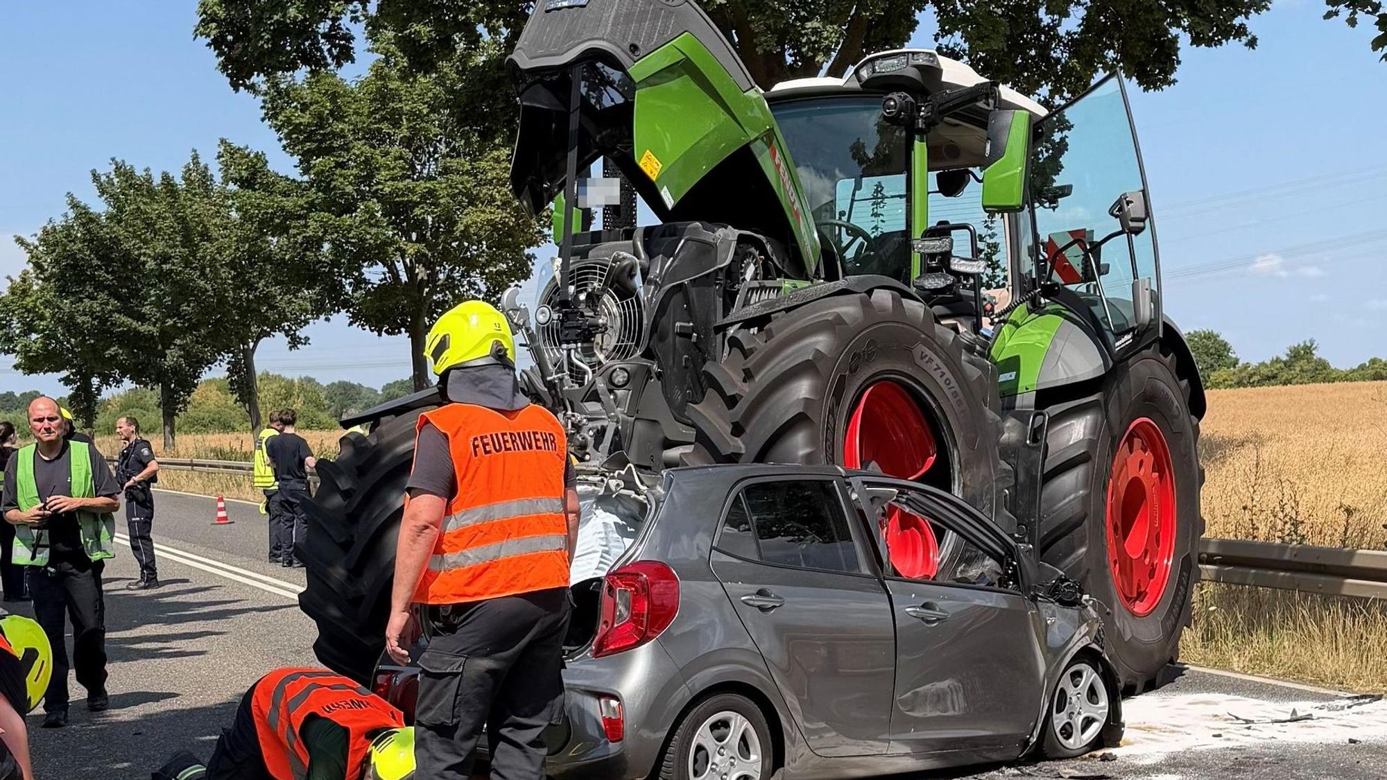 Das Foto zeigt einen Traktor, der auf einem Kleinwagen steht