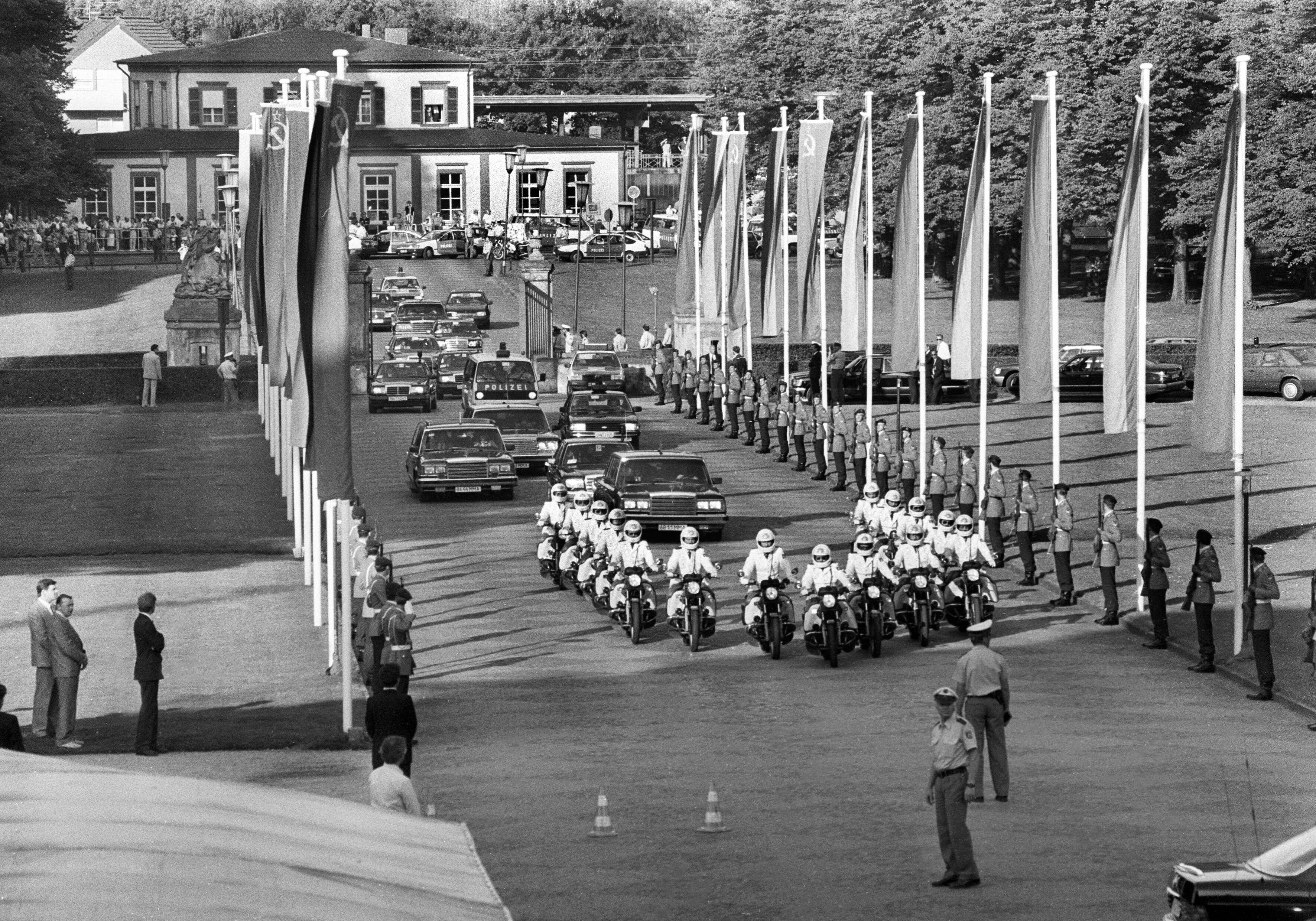 Deutschland, Brühl, 13.06.1989. Archiv-Nr.: 05-82-32 Besuch des sowjetischen Staats- und Parteichef Gorbatschow Foto: Wagenkolonne mit Michail Sergejewitsch Gorbatschow vor Schloß Augustusburg Besuch des sowjetischen Staats- und Parteichef Gorbatschow  Germany, Brühl, 13 06 1989 Archive No 05 82 32 Visit of the Soviet state and party leader Gorbatschow Photo of the wagon train with Mikhail Sergeyevich Gorbatschow in front of Augustusburg Palace Visit of the Soviet state and party leader Gorbatschow