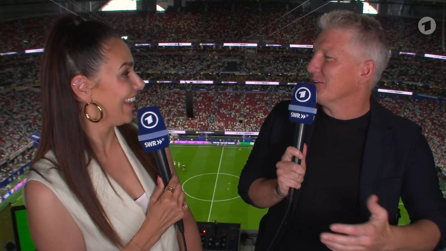 Auch beim WM-Halbfinale präsentierten sich Esther Sedlaczek und Bastian Schweinsteiger in Top-Form. (Bild: ARD)