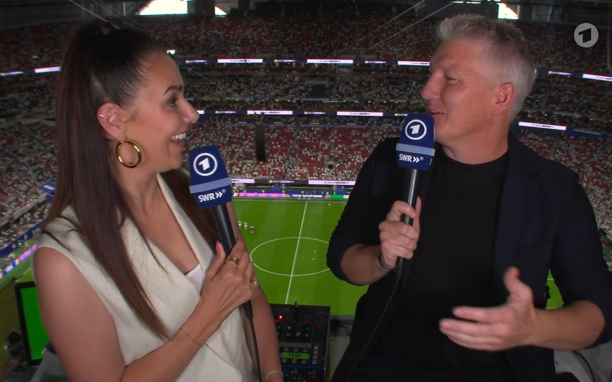 Auch beim WM-Halbfinale präsentierten sich Esther Sedlaczek und Bastian Schweinsteiger in Top-Form. (Bild: ARD)