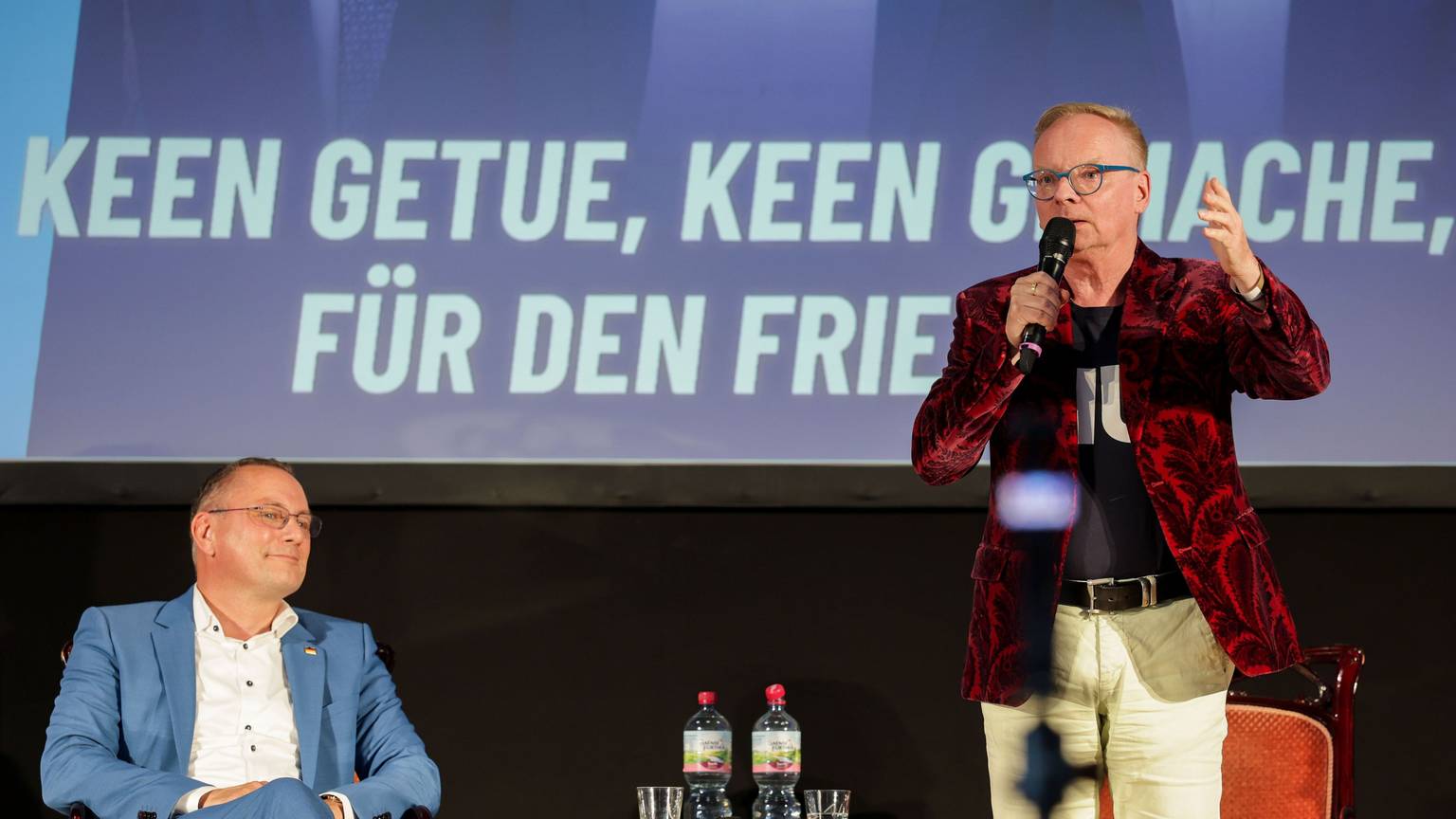 14.07.2026, Sachsen-Anhalt, Dessau-Roßlau: Uwe Steimle (r), Kabarettist, spricht neben Tino Chrupalla (AfD), Bundesvorsitzender, auf einer Veranstaltung der AfD Sachsen-Anhalt. Foto: Jan Woitas/dpa +++ dpa-Bildfunk +++